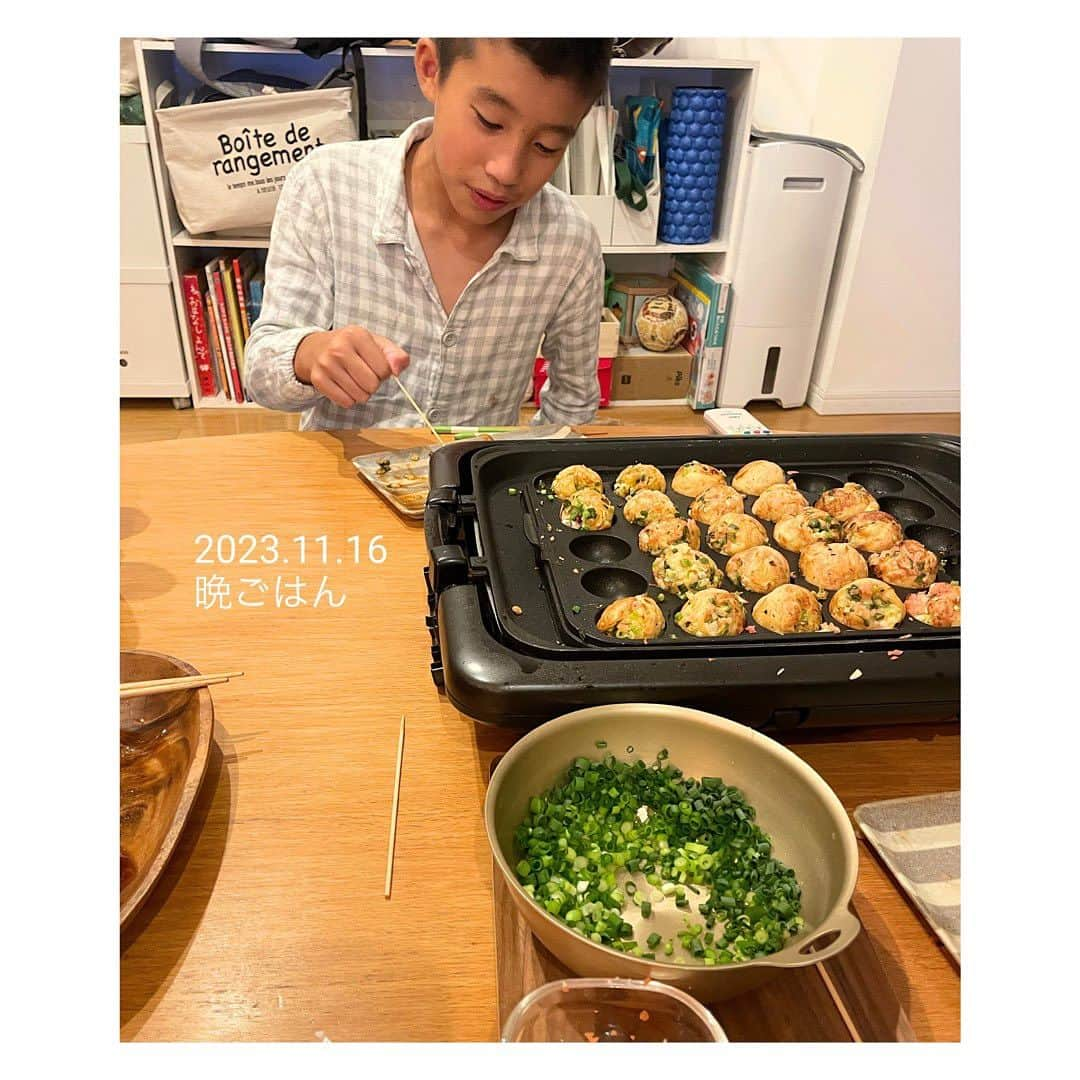 笹峯愛さんのインスタグラム写真 - (笹峯愛Instagram)「パパリクエストで 久々にたこ焼き晩ごはん。  80個ぺろりの三浦家。  焼いたらまだ食べそうだったから 強制終了いたしました。  #家族団欒ごはん  #お家たこ焼き」11月17日 9時02分 - mineco.m