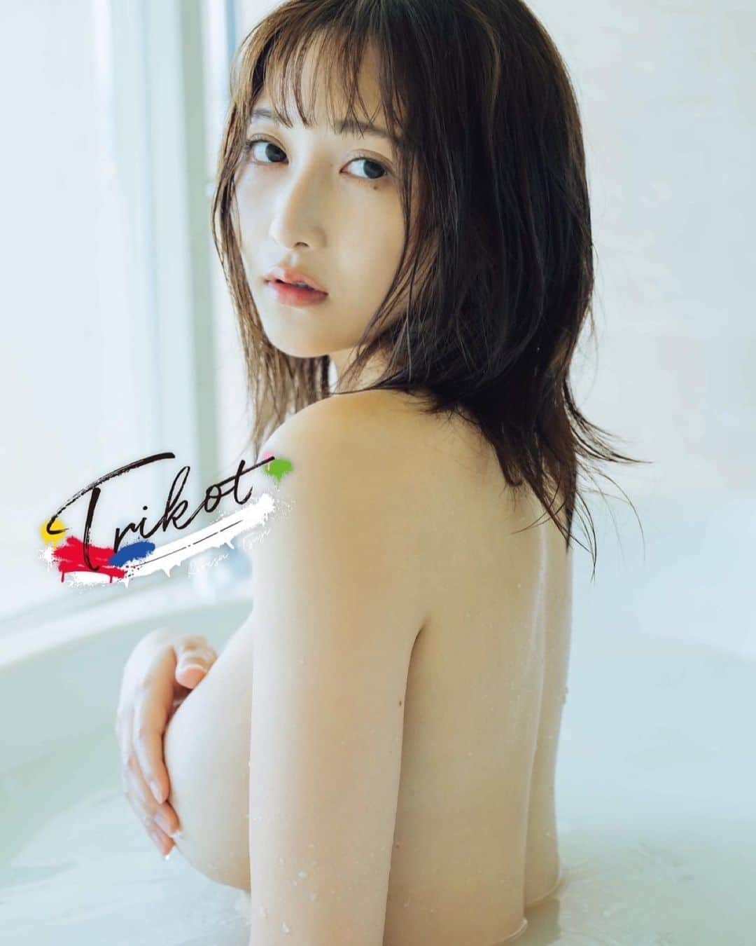 辻りりささんのインスタグラム写真 - (辻りりさInstagram)「🐾  写真集「TRIKOT」本日発売です！  京都、大阪、沖縄を舞台に好きなことをやりたい放題やらせていただきました。この作品を通して私のことを知ってもらい「トリコ」にできたらいいな🕊️  明日の発売記念イベント楽しみ❤️ 購入・イベント申込のURLはハイライトに載せてあります！  #写真集  #TRIKOT」11月17日 9時19分 - t_ririsa