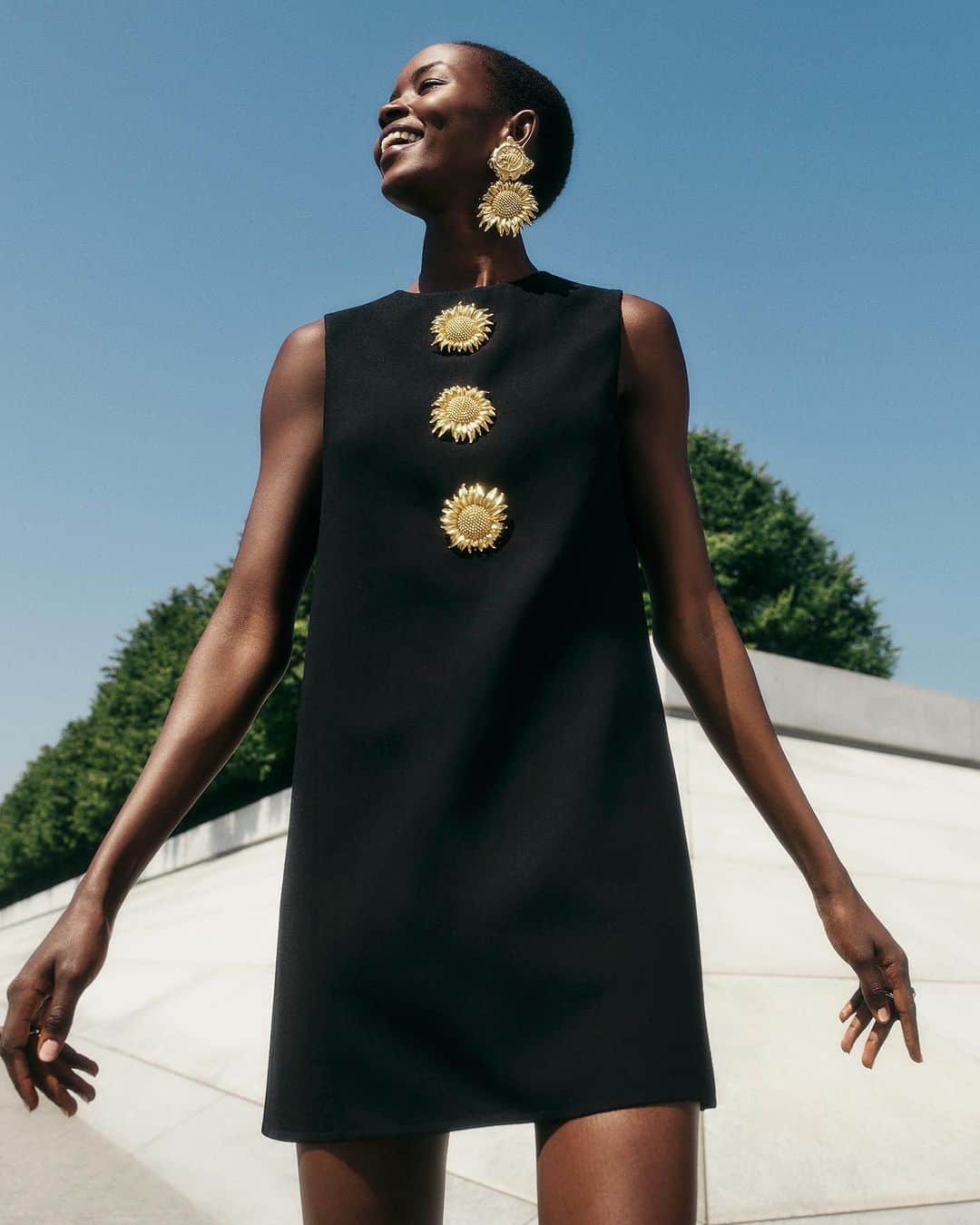 オスカーデラレンタさんのインスタグラム写真 - (オスカーデラレンタInstagram)「Sunflower splendor. Golden sunflower adornments add a statement-making flourish to a #odlrprespring2024 shift dress.  Tap to shop and click the link in bio to discover the collection.」11月17日 9時11分 - oscardelarenta