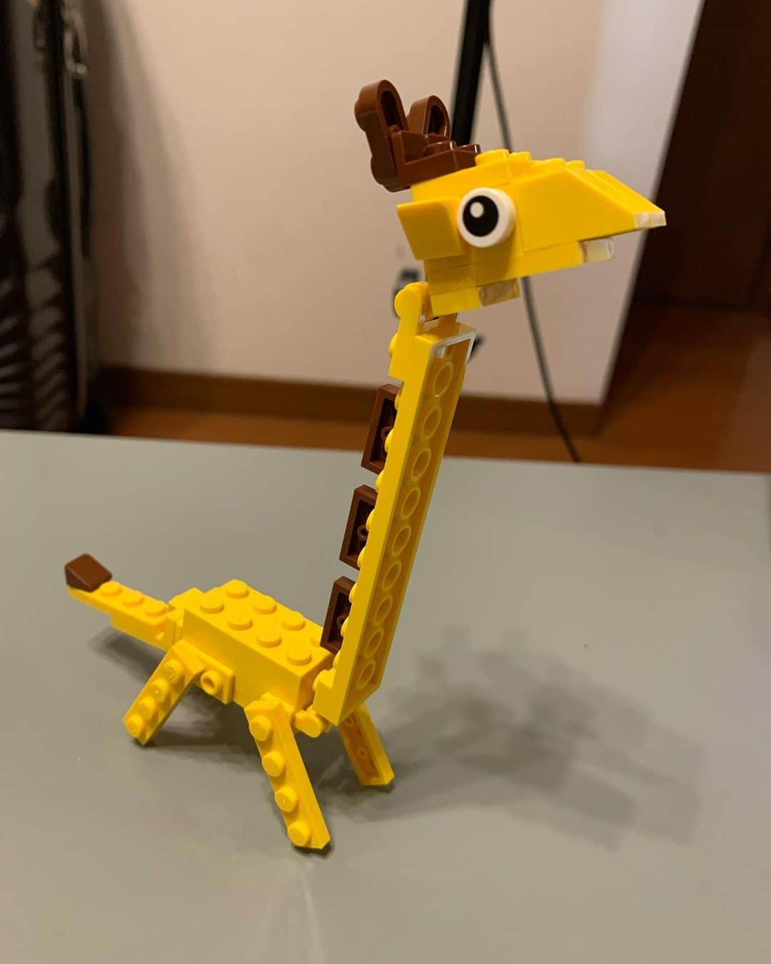 黒沼誠さんのインスタグラム写真 - (黒沼誠Instagram)「キリン🦒  YouTube生配信でお客さんにリクエストしてもらい即興で作ったキリン🦒  キリン凄く好き🦒  実を言うと僕の家の玄関にもキリンが沢山おります🦒  あ、キリンを実際飼ってるわけじゃないよ🦒  キリンの絵とかキリンの置物があるだけだよ🦒  飼ってると思ったよね？🦒  笑🦒  Enjoy LEGO！！！  #キリン #麒麟 #キリン好き #レゴランドディスカバリーセンター東京 #レゴランド東京 #マスターモデルビルダー #まっこん #お笑い芸人 #吉本芸人 #レゴ #レゴ好き #レゴブロック #ブロック遊び #知育玩具 #育児 #子育てママ #子育てパパ #子供がいる暮らし #lego#legolanddiscoverycenter#legofan#mastermodelbuilder#jiraffe」11月17日 9時12分 - bfkuronuma