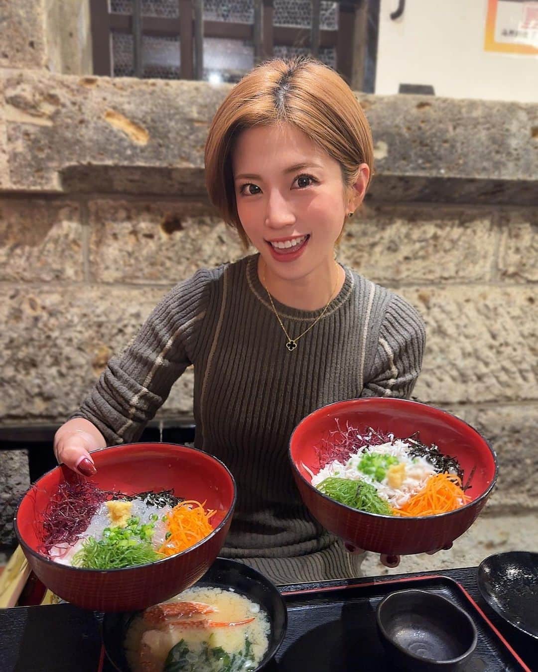 CHIHIRO♡のインスタグラム：「ちょっと前まで全部こっち見てる気がして 食べれなかったくせに🐟  今じゃ大好きでしらすのみ追加した🐟  江ノ島のどこかは忘れた、 なぜならしらす丼のお店だらけだから😂  #江ノ島 #しらす丼 #ドライブ #ランチ #しらす #神奈川 #江ノ島グルメ」