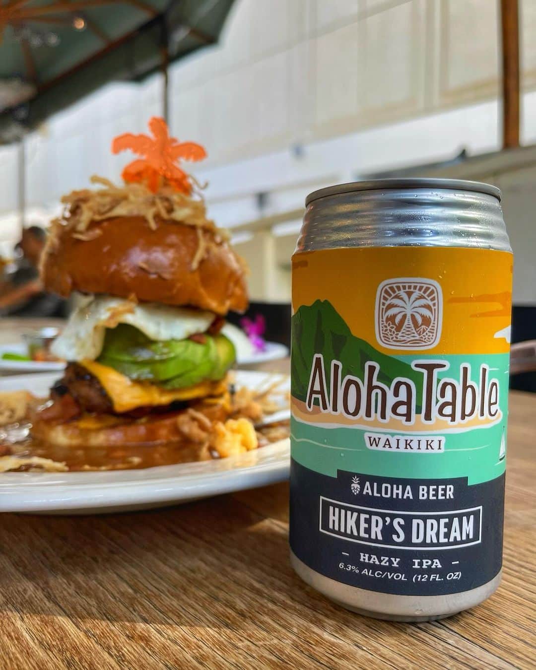alohatable_waikikiのインスタグラム：「Burger time! Have you tried @alohabeerco 🍻 it’s a must!  #zetton #hawaii #waikiki #beer #burgers #burger #islandeats」