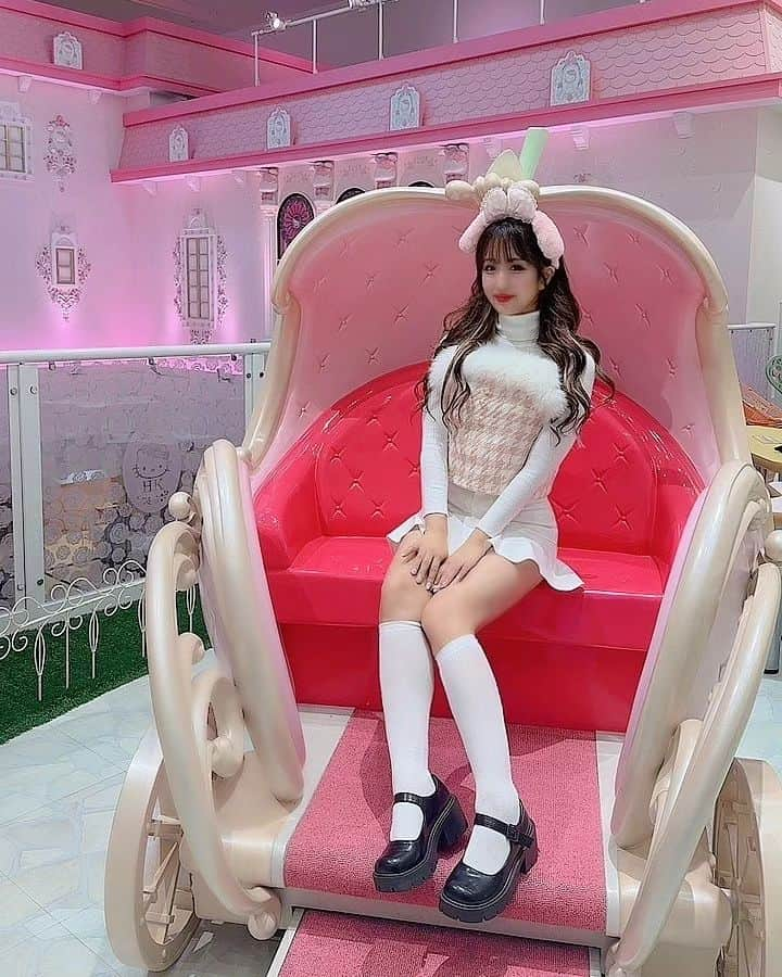 黛実希さんのインスタグラム写真 - (黛実希Instagram)「📍Japan🇯🇵/Sanrio Puroland  LOBU LOBUのマイメロコーデ🎀💗💞💕 お洋服もピューロランドも可愛すぎてずっとお姫様気分でした👸💓 @lobulobu_official 頭につけてるおリボンもLOBU LOBUのマイメロなんだよ🎀  #サンリオピューロランド#sanriopuroland#산리오퓨로랜드  #サンリオ#sanrio#산리오#クロミ#マイメロ#kuromi#mymelody#쿠로미#마이멜로디#lobulobu#ロブロブ#おそろコーデ#双子コーデ#サンリオコーデ#量産#量産型コーデ#量産型ヲタク#量産型#量産型女子」11月17日 9時16分 - candymiiiki