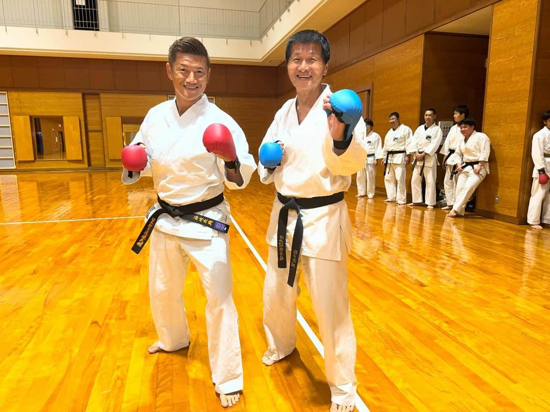 播戸竜二さんのインスタグラム写真 - (播戸竜二Instagram)「『キックオフ関西！⚽️』 おばんざーい✊ ・ KICK OFF! KANSAIです！ 大阪のMBSで毎週土曜日あさ6時30分から放送しています📺 ・ 少し朝が早いですが観てください！ ・ 関西圏以外の人はTVerとYouTubeで！ 便利な世の中です！（笑） ・ 11/18と25です！ ・ 18日は小学校時代のサッカーチームの香寺サッカージュニアと小学校3年生から6年生まで習っていた空手の放送です！ ・ 空手ではお父さんと真剣に対決します！ 顔面に2発入れられました！👊（笑） ・ 30年ぶりの組手！ 小学校の時は姫路市の大会で準優勝しました！ そしてお父さんとの初対決！ ・ お父さんに勝てるのか！ ・ ・ #キックオフ関西 #空手 #後輩とおばんざい」11月17日 9時16分 - ryuji_bando