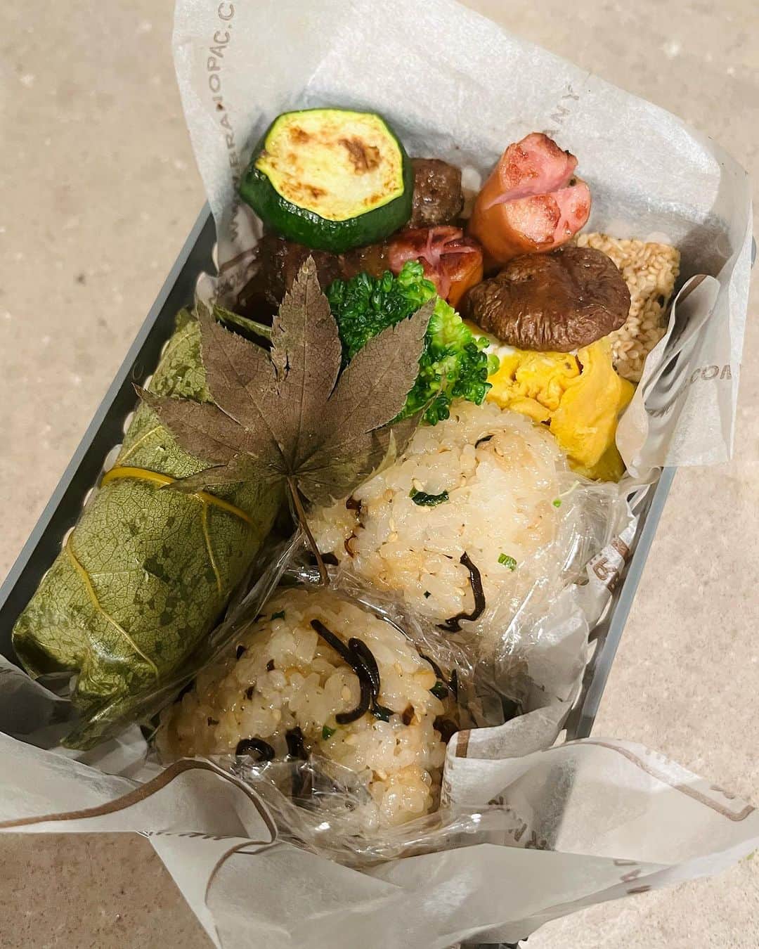森田麻恵さんのインスタグラム写真 - (森田麻恵Instagram)「11月の料理教室は、和🍁 @w.e._internationalcookingsalon   柿の葉寿司や蕪蒸し、松風、なます、かき揚げ。 お正月にも良さそうな美しいお料理でした。  鮭のつみれが入った石狩鍋風のお椀も体が温まって美味しかったし、 抹茶のテリーヌも簡単にできて最高🍵  後半3枚は、おさらいで作った我が家の食卓。  先生のレシピのおかげで、メンズが喜んでました🤩  #料理教室　#和食 #cookingclass #wetoyosu」11月17日 9時21分 - morita_mae