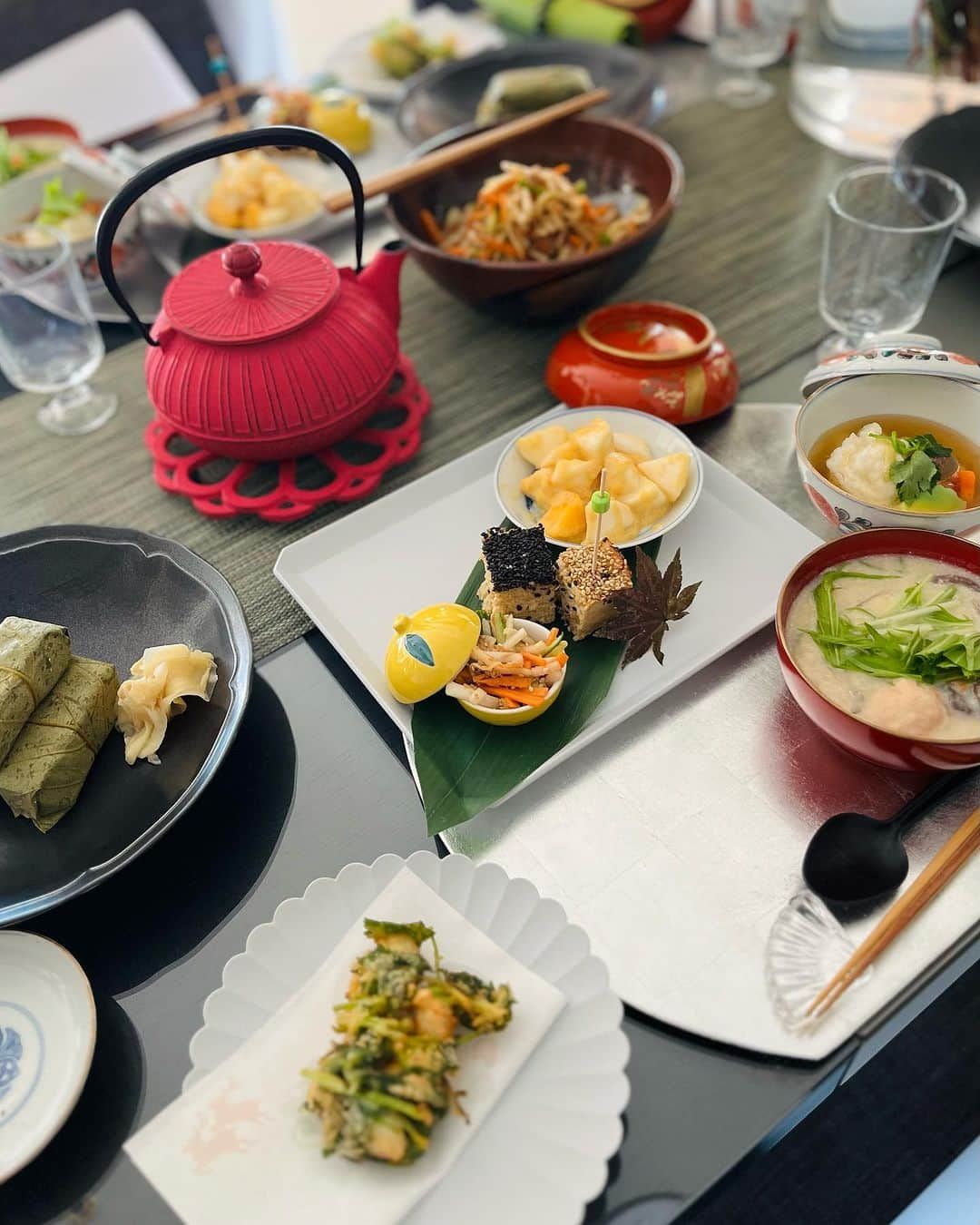 森田麻恵さんのインスタグラム写真 - (森田麻恵Instagram)「11月の料理教室は、和🍁 @w.e._internationalcookingsalon   柿の葉寿司や蕪蒸し、松風、なます、かき揚げ。 お正月にも良さそうな美しいお料理でした。  鮭のつみれが入った石狩鍋風のお椀も体が温まって美味しかったし、 抹茶のテリーヌも簡単にできて最高🍵  後半3枚は、おさらいで作った我が家の食卓。  先生のレシピのおかげで、メンズが喜んでました🤩  #料理教室　#和食 #cookingclass #wetoyosu」11月17日 9時21分 - morita_mae