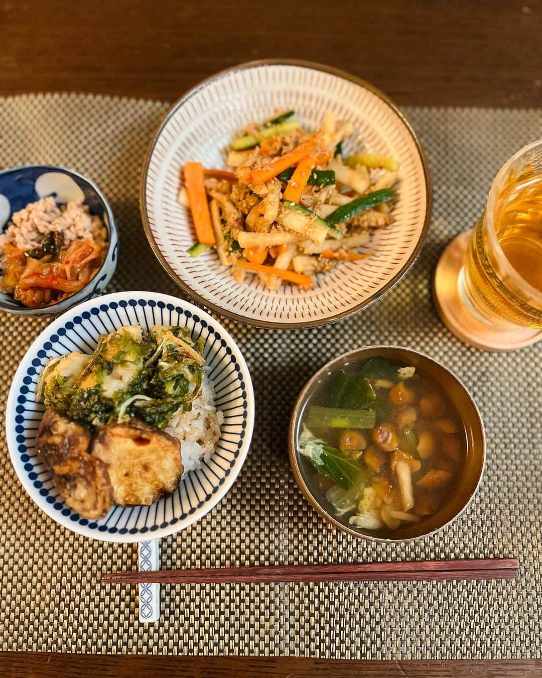 森田麻恵さんのインスタグラム写真 - (森田麻恵Instagram)「11月の料理教室は、和🍁 @w.e._internationalcookingsalon   柿の葉寿司や蕪蒸し、松風、なます、かき揚げ。 お正月にも良さそうな美しいお料理でした。  鮭のつみれが入った石狩鍋風のお椀も体が温まって美味しかったし、 抹茶のテリーヌも簡単にできて最高🍵  後半3枚は、おさらいで作った我が家の食卓。  先生のレシピのおかげで、メンズが喜んでました🤩  #料理教室　#和食 #cookingclass #wetoyosu」11月17日 9時21分 - morita_mae
