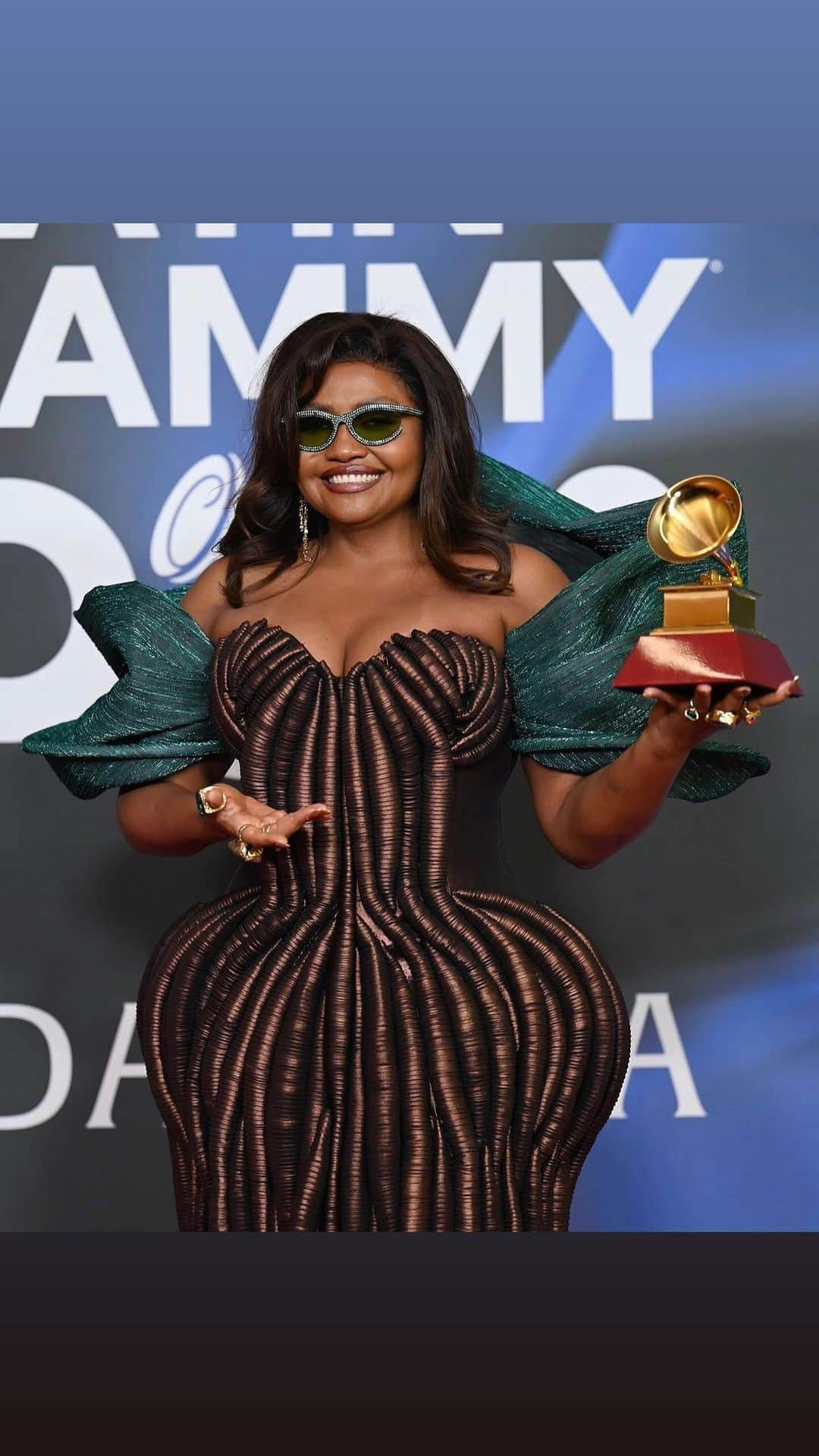 Tais Araújoのインスタグラム：「Como não se emocionar com esse discurso carregado de significados?? 🥹❤️  Gaby, parabéns demais pelo Grammy! Parabéns sobretudo pela sua trajetória, pelo seu compromisso em representar mulheres negras, representar seu território e sua cultura com talento, brilho e a responsabilidade de preservar as suas origens!   É do Brasil, é da AMAZÔNIA!!! Viva @gabyamarantos ! 🏆🇧🇷」