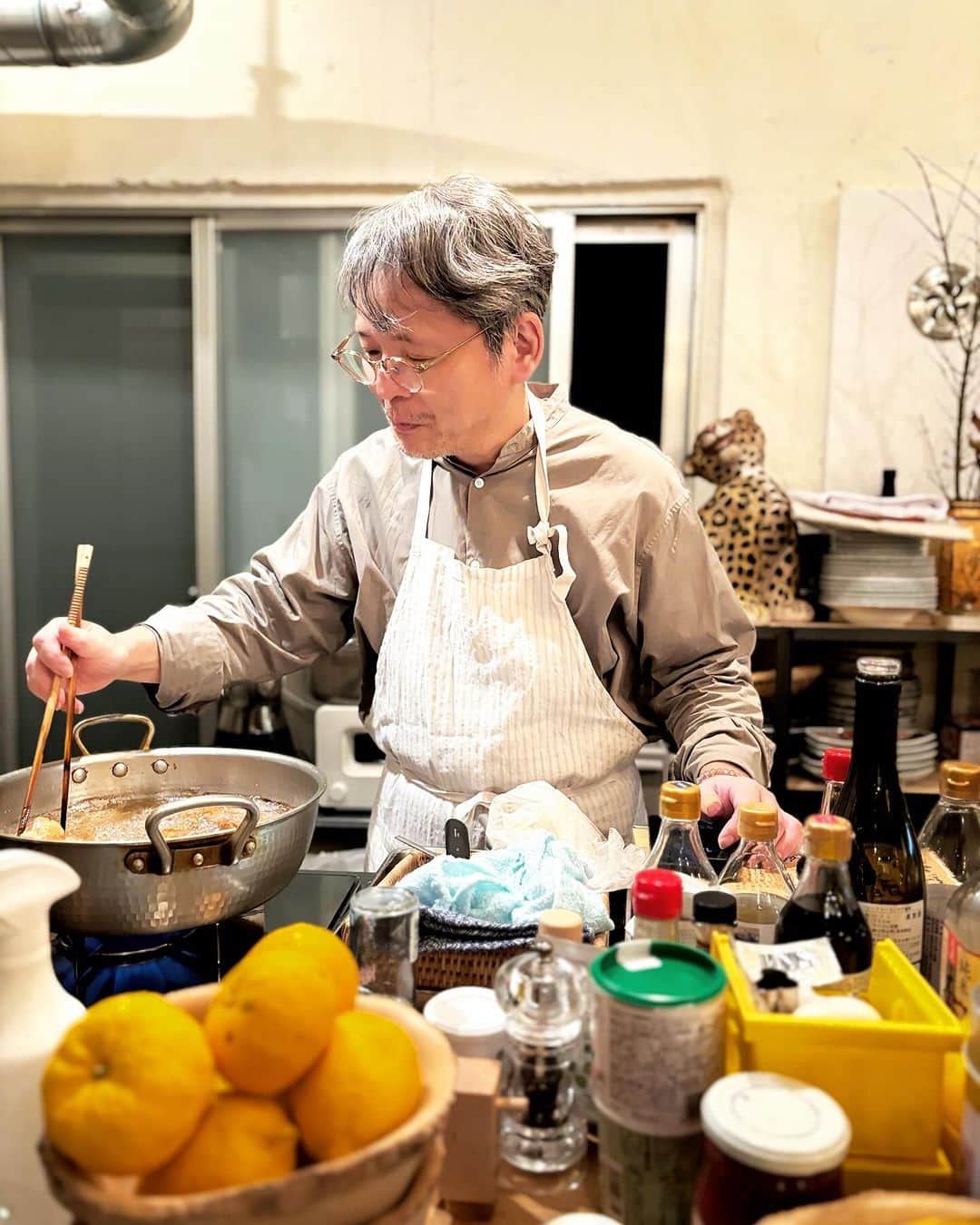 猫沢エミのインスタグラム：「一昨日夜は、吉本ばななさん @bananayoshimoto2017 とのTokyo FM 番組収録後、ばななさんとスタッフのいっちゃんと一緒に、麻生要一郎さん @yoichiro_aso アトリエへ、ごはんを食べにお邪魔した。  要一郎さんのパートナー、エイジさん  @hadenbooks_loveless_aoyama 美雨ちゃん&なまこちゃんも来て、なんか〝実家〟感であったかい。  なまこちゃんの動物コアクイズに正解率の高い私、やっぱり動物か？  それにしても要一郎さんのごはんは美味しい。どんな嗜好にも、体調にも、心持ちにもふわりとリンクする、いい意味での中庸さがある。この〝ちょうどいい〟感じは、ものすごく飛び抜けて美味しいものを作るより、ずっとピンポイントで難しいのだ。私がめざす日常食にも、まさに要一郎さんと同じ視点がある。  今夜のメンバーが、いつかパリで食卓を囲んだら……そんな夢を見ながら、〝千駄ヶ谷駅〟の駅には不釣あいなデカいフォント看板を眺めながら帰路についた。  要一郎さん、ごちそうさま。 エイジさん、素晴らしく美味しいコーヒーごちそうさま。  #東京下町時間　#要一郎🍙はもはや命薬」