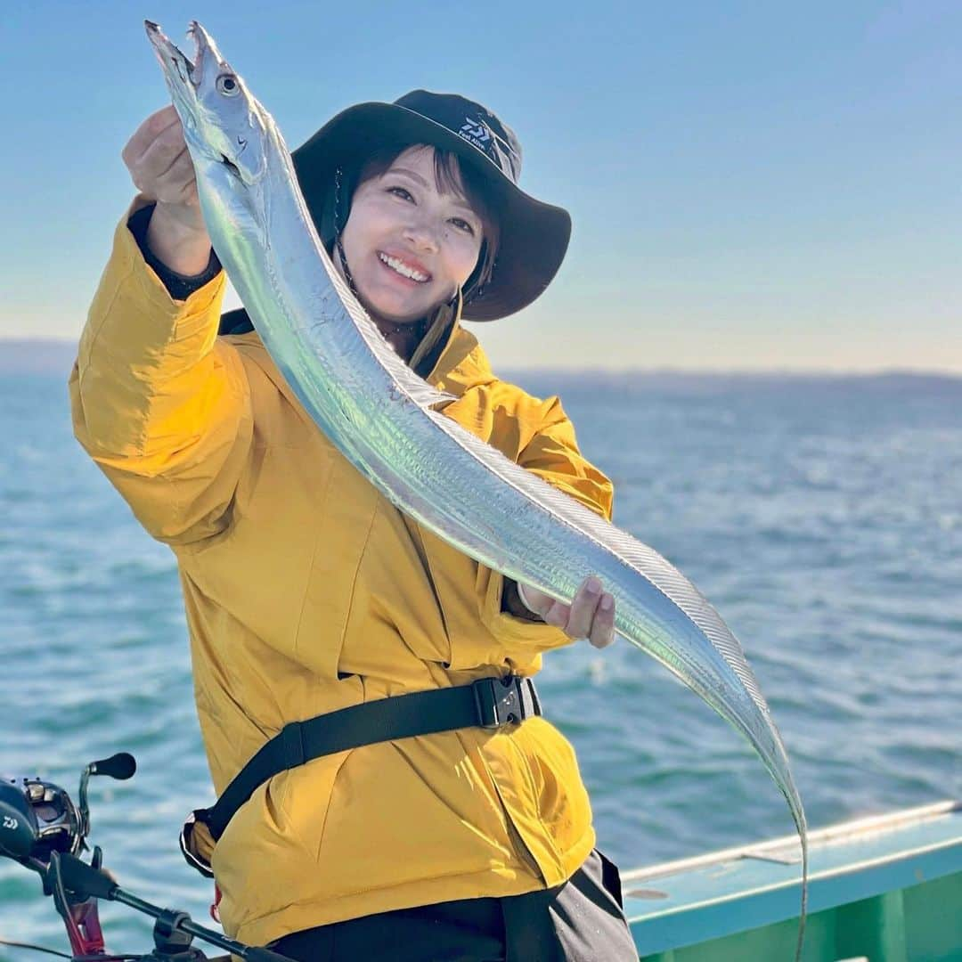 晴山由梨さんのインスタグラム写真 - (晴山由梨Instagram)「ロケで東京湾のテンヤタチウオへ！  なかなか一筋縄ではいかない状況でしたが、 そんな日に釣れるタチウオ一匹一匹が格段に嬉しい🥰  釣れたタチウオは持ち帰って、 大好きな炙りと蒲焼き丼にしていただきました🙏 変わり映えしないメニューですが安定の美味しさ♡  @daiwafune  @daiwaapparel_official  ----------------  ロッド：極鋭 タチウオテンヤSP EX リール：SEABORG 200J  ウェア：DW-3523 帽子：DC-9023W  #東京湾 #東京湾テンヤタチウオ #テンヤタチウオ #釣り #船釣り #沖釣り #タチウオ釣り #極鋭 #seaborg200j #釣果料理 #タチウオ料理 #ゆり飯 #daiwa #daiwa晴山由梨 #pr」11月17日 17時10分 - hareyama_yuri