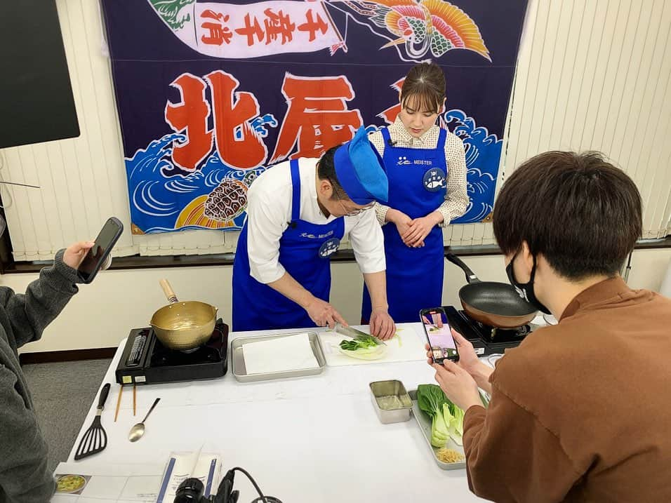 佐藤由季のインスタグラム：「#さと魚ッチング 🐟 ▶️ @hokushin.suisan  #魚の北辰 #海老ラーメン 🦐🍜  一気に冷え込んできましたね🥶 まさにあったかいものが食べたい季節♨️ みんな大好き #ラーメン 🍜 のアレンジはいかがでしょう🥰 しかも簡単な #インスタントラーメン が 一工夫で本格的に✨ 是非お試し下さい🎶  #北辰 #さかなめし🐟  #オフショット  #海老 #えびらーめん #簡単  #あったかレシピ ♨️ #フリーアナウンサー  #bayfmレポーター  #自称北辰マイスター #1年生 #2年生  #佐藤由季  #ほかほか さかなめし🐟動画をピックアップして振り返ろうと思います #完成でーす の後のこぼれちゃう一言を残して下さるお優しさ 😂🙏最後へswipe👉」