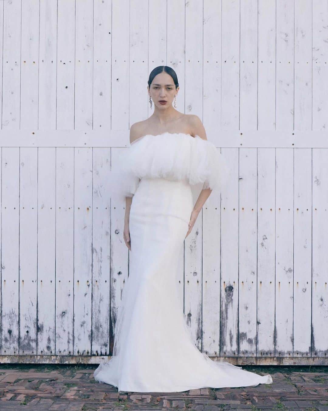MIRRORのインスタグラム：「***  「UPCYCLE DRESS」  昨年に続き、第2弾が完成しました！  第1弾と同様に素材となるのは 花嫁さまに愛され、結婚式を素敵に彩り 役目を終えたドレスたち  インポートの美しい生地や繊細なパーツは まだまだ輝ける可能性を秘めている  古くなったら捨ててしまうのではなく 手を加えることでデザイナーや職人の想いやこだわりを 受け継いでいくことができます   新たにご新郎様が着用するジャケットも使用し カラードレスの製作にも取り組みました  今回も私たちは「単なるドレスショップではなく 様々な価値を生み出し、花嫁さまに提供し続けたい」 という想いを持ってドレス製作に取り組みました  MIRROR MIRRORでしか出会えない 「UPCYCLE DRESS」 ぜひ店頭にてご覧ください  ※第2弾の取り扱い店舗は表参道店・横浜店となります  #MIRRORMIRROR#ミラーミラー#アップサイクルドレス #UPCYCLE#アップサイクル#インポートドレス#ウェディングドレス#カラードレス#オーダーメイドドレス#ミラーミラーオリジナルドレス#鏡に映る自分を愛せるように#blissinthemirror#tg花嫁#プレ花嫁#結婚準備」