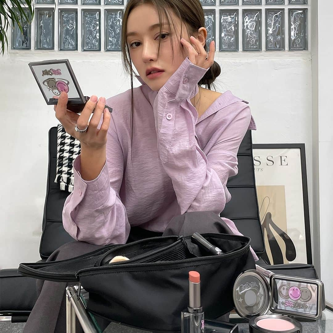 Official STYLENANDAさんのインスタグラム写真 - (Official STYLENANDAInstagram)「3CE와 스마일리의 만남, 3CE MULTI EYE COLOR PALETTE # A SHY ASH 컬러로 멋진 메이크업 해보아요💜  #3CEXSMILEY #3CEX스마일리 #EMBOSSYOURSMILE #SMILEY #SMILEYORIGINALS #3CE #3CESTYLENANDA #3CE스타일난다」11月17日 9時46分 - houseof3ce