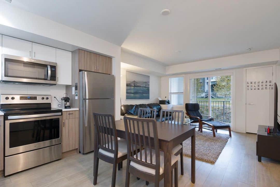 キエラ・スミスさんのインスタグラム写真 - (キエラ・スミスInstagram)「Welcome to U-Five, where student living meets modern comfort! This immaculate penthouse unit is a stone's throw away from UBCO, making it an ideal residence for students or savvy investors. Revel in Okanagan sunshine and mountain/valley views from the living room.   The open floor plan, sleek kitchen, and in-suite laundry enhance the student living experience. Investors, seize the opportunity! U-Five offers a solid investment with a low vacancy rate. This turnkey condo ensures a steady income. Fully furnished and equipped, it's a prime investment in the heart of BC's second-largest university.   For those seeking a top-level penthouse with upgraded appliances, an extra-long parking space, and proximity to UBCO, shopping, and golfing, this is a rare find. Ideal for families or investors.   A short walk to UBCO, this condo, designed for student living, features a modern kitchen and in-suite laundry. With an extra long tandem underground parking stall, it presents a solid investment opportunity in an area with a near-zero vacancy rate.   Explore the vibrant University District Kelowna. Don't miss out! Your comfortable, sunlit condo awaits – a smart investment move or a perfect home in a vibrant community.  🏡 PH16 725 Academy Way 💲499,000 🛌 2 bed  🛀🏽 2 bath MLS# 10288569」11月17日 9時55分 - kierrasmith