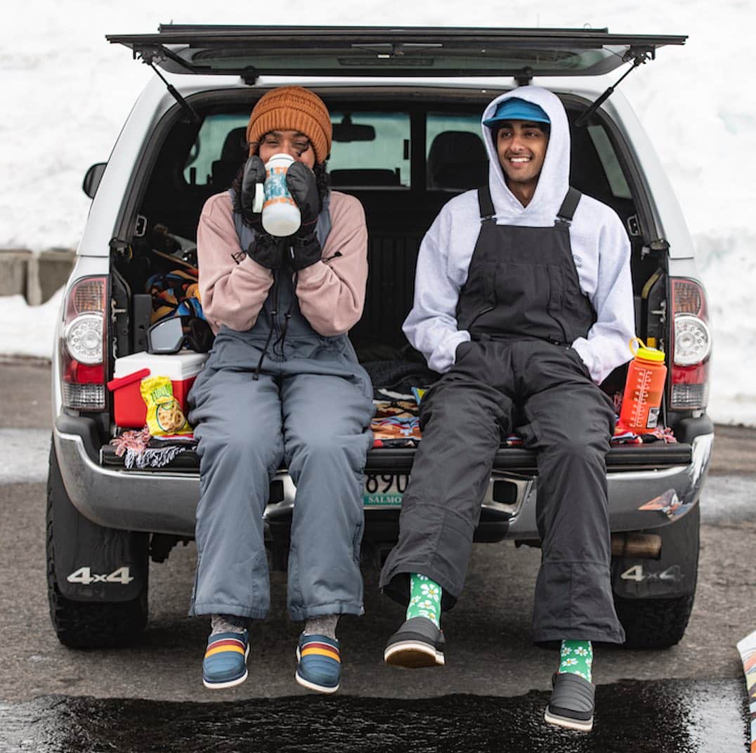 サヌークのインスタグラム：「Made for chillin .... HARD.   Elevate your before-and-after après ski game to new, uncharted levels of coziness with our Puffy Chiller Low.   More Puff, More comfy, More chill.  #SmileOn #SmilePassItOn #SanukStyle」