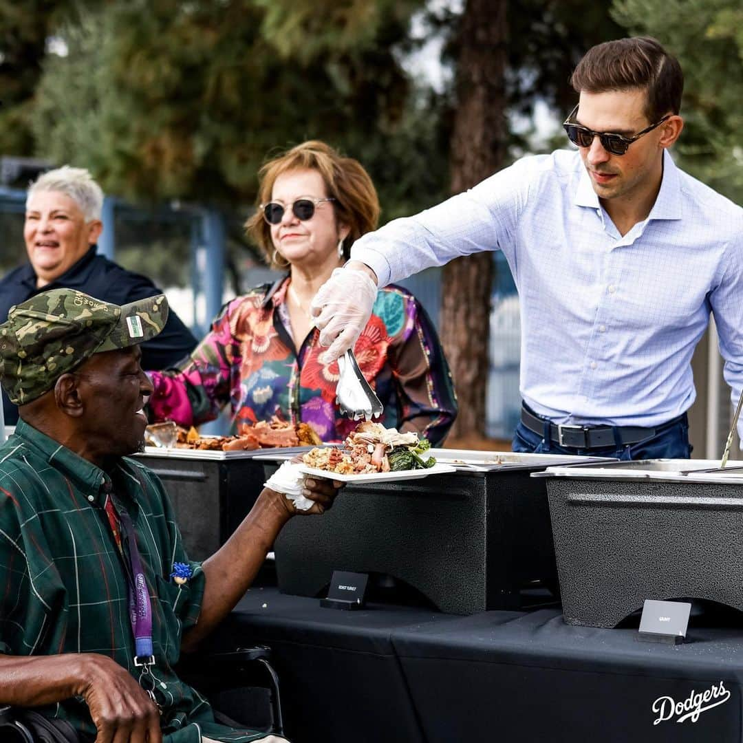 Los Angeles Dodgersさんのインスタグラム写真 - (Los Angeles DodgersInstagram)「The Dodgers hosted Thanksgiving lunch for more than 400 veterans experiencing homelessness. Attendees got to hear from Fernando Valenzuela, Joe Davis and Kirsten Watson and left with a gift bag with essentials and more.」11月17日 9時55分 - dodgers