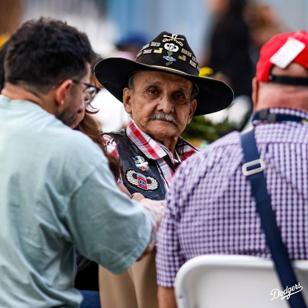 Los Angeles Dodgersさんのインスタグラム写真 - (Los Angeles DodgersInstagram)「The Dodgers hosted Thanksgiving lunch for more than 400 veterans experiencing homelessness. Attendees got to hear from Fernando Valenzuela, Joe Davis and Kirsten Watson and left with a gift bag with essentials and more.」11月17日 9時55分 - dodgers