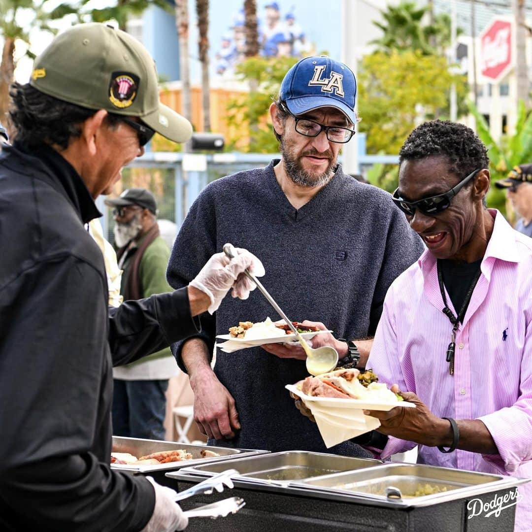 Los Angeles Dodgersさんのインスタグラム写真 - (Los Angeles DodgersInstagram)「The Dodgers hosted Thanksgiving lunch for more than 400 veterans experiencing homelessness. Attendees got to hear from Fernando Valenzuela, Joe Davis and Kirsten Watson and left with a gift bag with essentials and more.」11月17日 9時55分 - dodgers