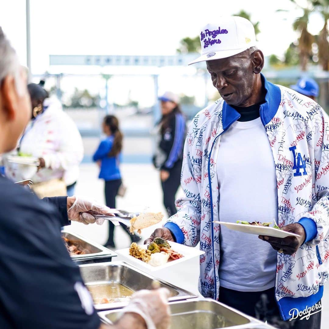 Los Angeles Dodgersさんのインスタグラム写真 - (Los Angeles DodgersInstagram)「The Dodgers hosted Thanksgiving lunch for more than 400 veterans experiencing homelessness. Attendees got to hear from Fernando Valenzuela, Joe Davis and Kirsten Watson and left with a gift bag with essentials and more.」11月17日 9時55分 - dodgers