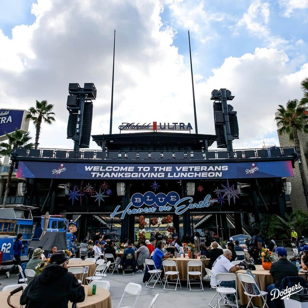 Los Angeles Dodgersさんのインスタグラム写真 - (Los Angeles DodgersInstagram)「The Dodgers hosted Thanksgiving lunch for more than 400 veterans experiencing homelessness. Attendees got to hear from Fernando Valenzuela, Joe Davis and Kirsten Watson and left with a gift bag with essentials and more.」11月17日 9時55分 - dodgers