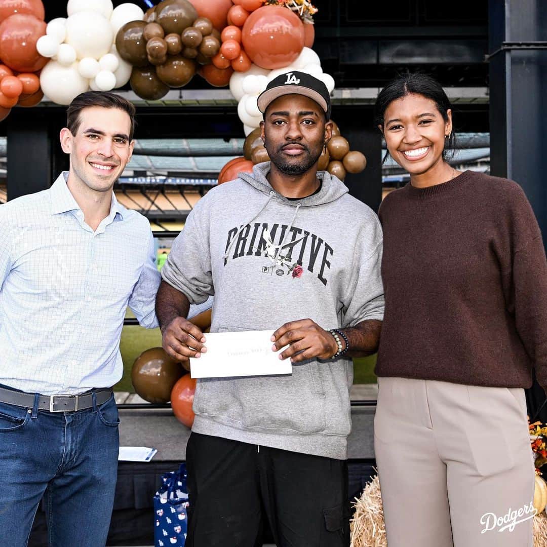 Los Angeles Dodgersさんのインスタグラム写真 - (Los Angeles DodgersInstagram)「The Dodgers hosted Thanksgiving lunch for more than 400 veterans experiencing homelessness. Attendees got to hear from Fernando Valenzuela, Joe Davis and Kirsten Watson and left with a gift bag with essentials and more.」11月17日 9時55分 - dodgers