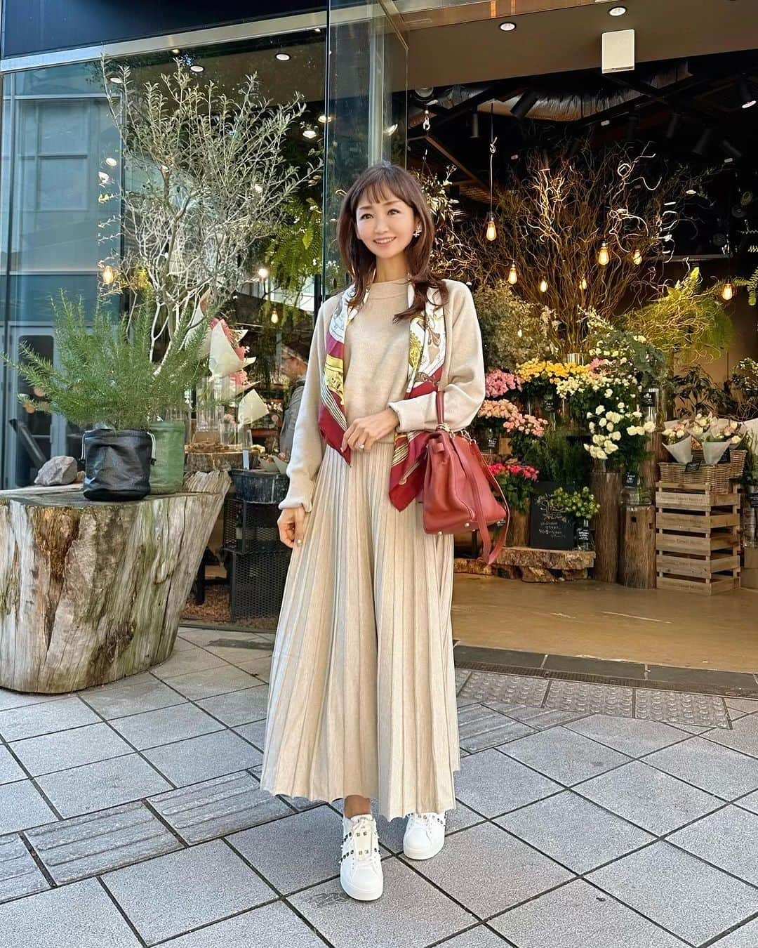 長谷川夕希子さんのインスタグラム写真 - (長谷川夕希子Instagram)「秋冬ファッション🕶️🍂⛄️  朝から楽しい予定だらけの日🗓️ あったかくて楽ちんで 大人カジュアルの @storynine.jp_offcial  @storynine_jp  セットアップ✨ 商品名: トップスプリーツ編みスカート  トップスとスカートの ニットセットで、 トップスはゆったりデザイン♪ スカートはプリーツ風編みの 上品なフレア💗  ウエストは幅広ゴムで ランチもたくさん食べれる😋💓  カラーは、私着用のベージュの他に ブラックがあります🖤  #STORYNINE  #ストーリーナイン #アラフォーコーデ  #アラフォーファッション  #大人女子コーデ  #大人女子ファッション  #美魔女 #アラフィフコーデ  #アラフィフファッション  #青山フラワーマーケット  #南青山  #女子会コーデ  #秋冬ファッション #pr」11月17日 9時56分 - yukikogabby