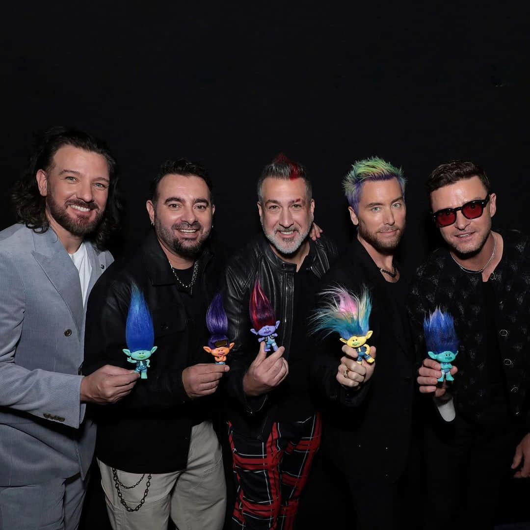 ランス・バスさんのインスタグラム写真 - (ランス・バスInstagram)「Spot the difference 💥Such an honor to be apart of the Trolls family and back with the guys. Never thought my kids would get an *NSYNC reunion, but here we are. Violet will NOT stop talking about Poppy! Swipe to see Violet and Alexander’s Troll-ification today 💫 (zoom in to Alex’s shoes) #BOOM」11月17日 9時56分 - lancebass