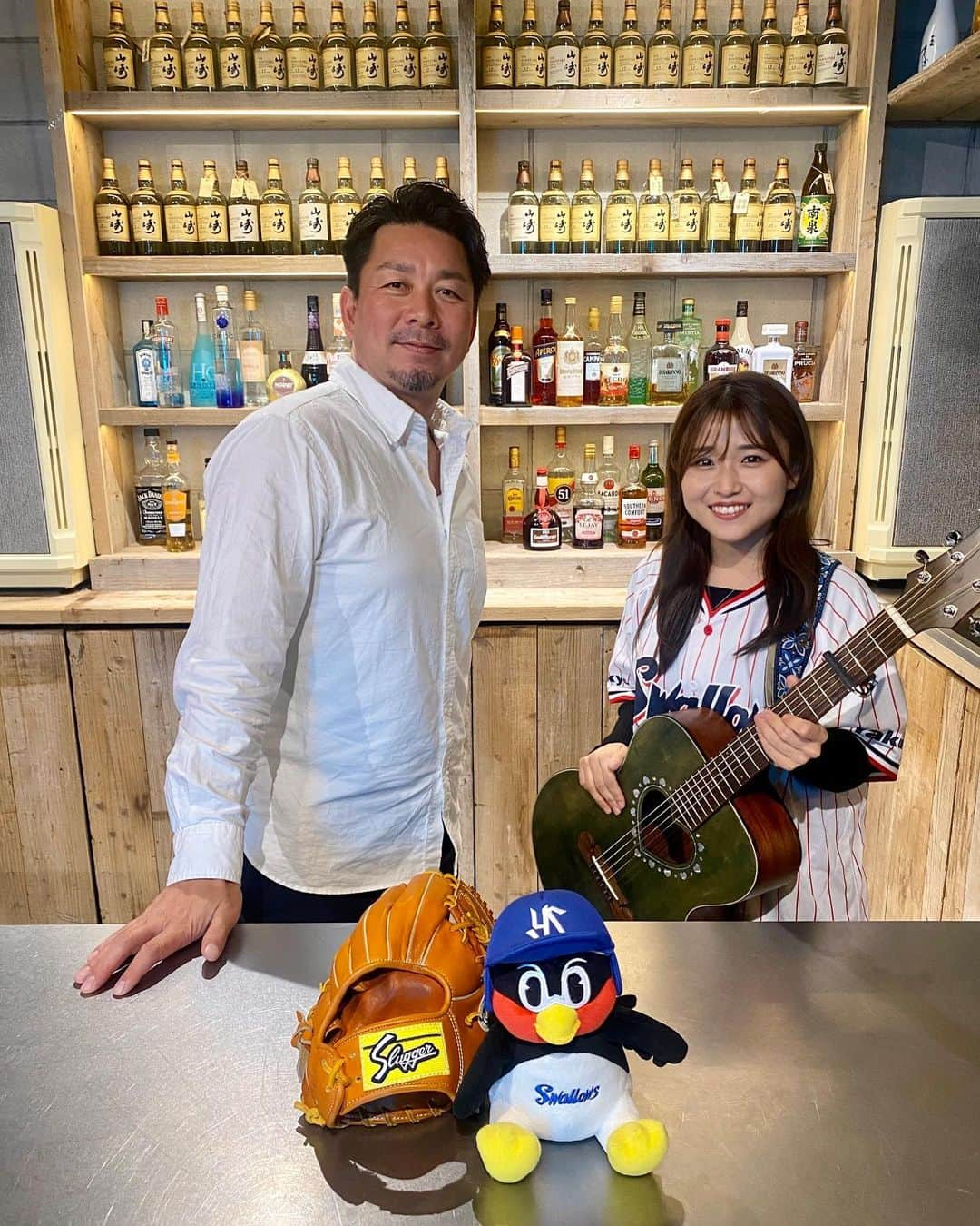 河野万里奈さんのインスタグラム写真 - (河野万里奈Instagram)「昨夜　館山昌平さんとのコラボ配信 本当にありがとうございました！！ 歌もお届けできました！！  なんとグローブをいただきました😭 憧れの不死鳥・館山さんから😭 憧れの久保田スラッガー😭 宝物です😭 (嬉しすぎて今朝の夢にグローブが出てきました)  またぜひご一緒させてください🐧☂️✨ その時にはもっと強くなっていたいです！ #館山昌平  #Fanicon #空中酒場 #配信」11月17日 9時58分 - marina_kawano