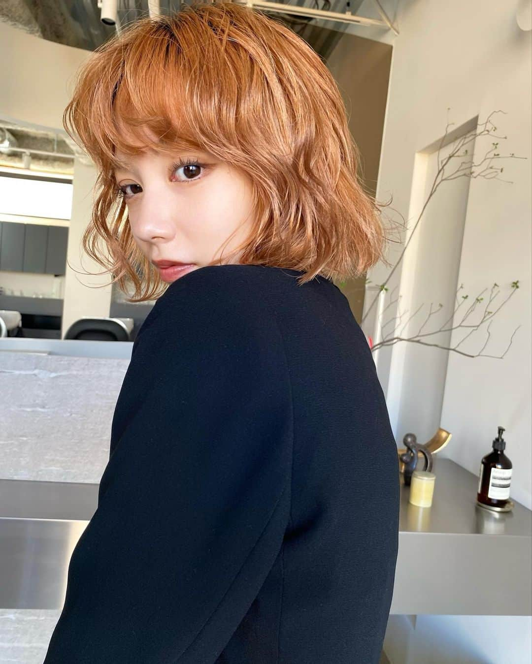 きぬがわひかるのインスタグラム：「〝orange  bob〟  ランダムな動きでpermっぽく見えるstylingです◎  綺麗すぎないカールがオススメです👏🏻」