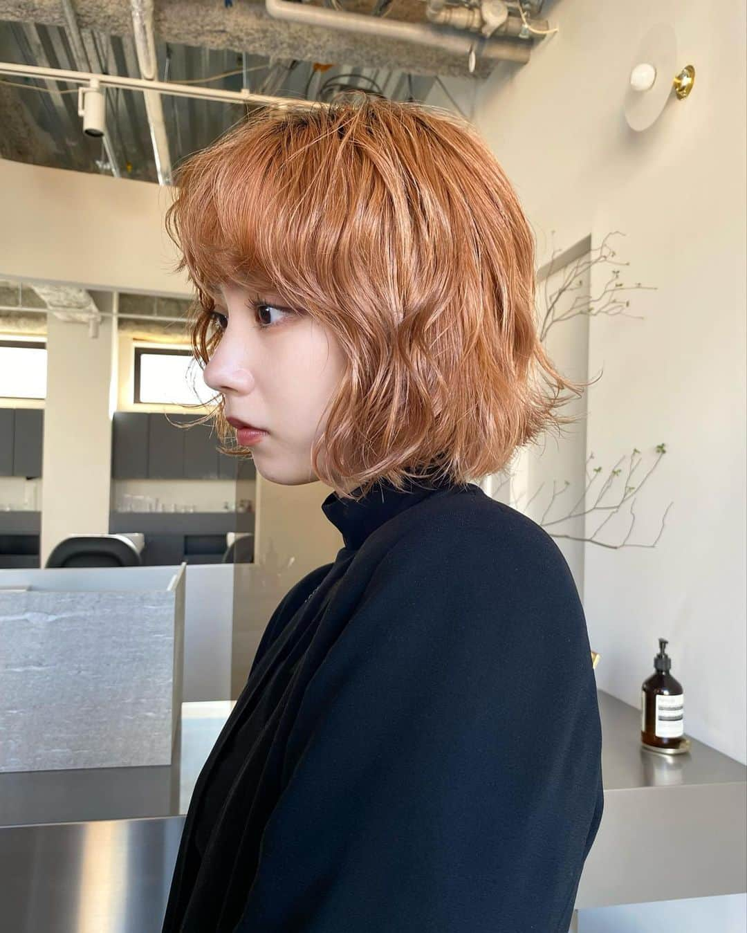 きぬがわひかるさんのインスタグラム写真 - (きぬがわひかるInstagram)「〝orange  bob〟  ランダムな動きでpermっぽく見えるstylingです◎  綺麗すぎないカールがオススメです👏🏻」11月17日 9時59分 - hikaru.kinugawa