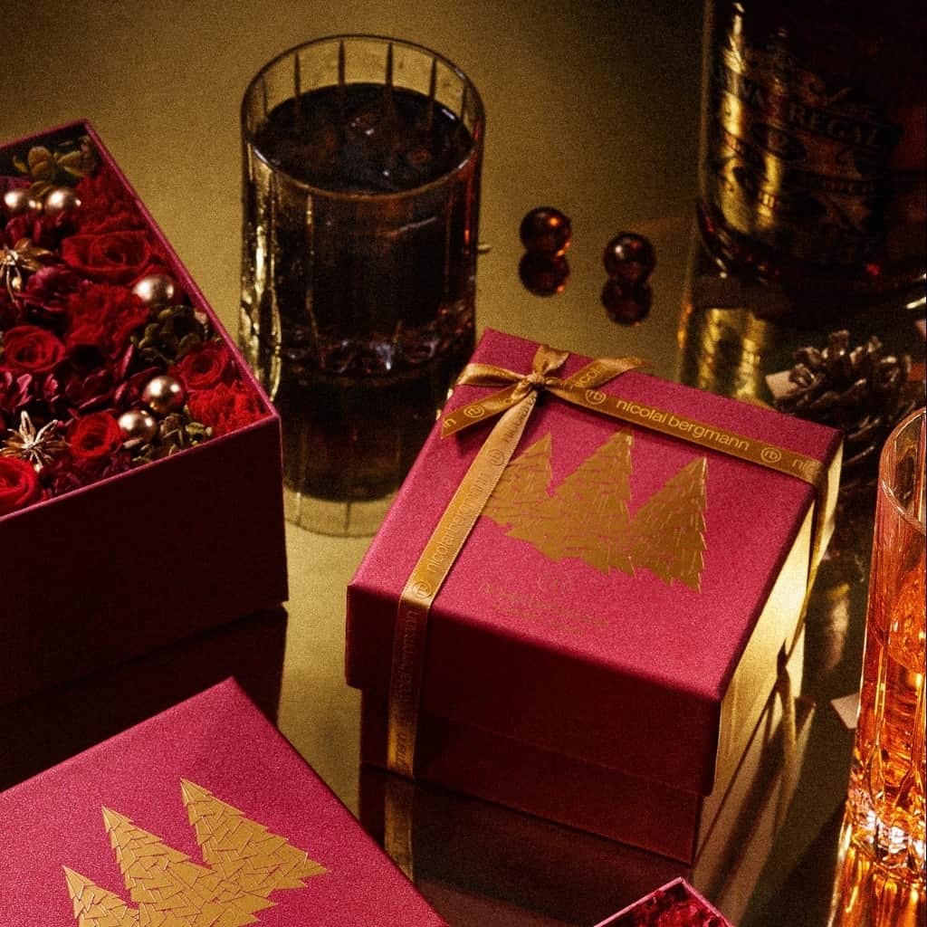 ニコライ・バーグマン・フラワーズ＆デザインさんのインスタグラム写真 - (ニコライ・バーグマン・フラワーズ＆デザインInstagram)「BURGUNDY - This classic color is crafted to evoke a joyful mood and bring a delightful smile to everyone during this holiday season.⁠ ⁠ The limited "Nordic Nights" Winter Collection is now available online and in stores! ⁠ .⁠ .⁠ .⁠ .⁠ .⁠ #nicolaibergmann #NordicNights2023 #flowerdesign #christmasdecorations #christmaswreath #ニコライバーグマン #フラワーデザイン #クリスマスプレゼント #クリスマスリース #クリスマスツリー #フラワーアレンジメント #니콜라이버그만 #꽃디자인」11月17日 10時00分 - nicolaibergmann