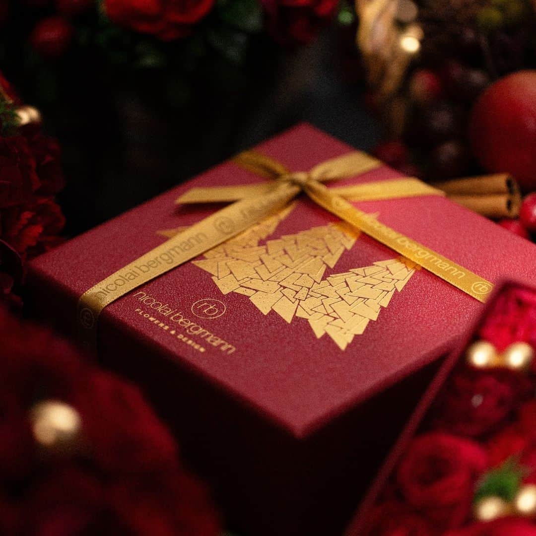 ニコライ・バーグマン・フラワーズ＆デザインさんのインスタグラム写真 - (ニコライ・バーグマン・フラワーズ＆デザインInstagram)「BURGUNDY - This classic color is crafted to evoke a joyful mood and bring a delightful smile to everyone during this holiday season.⁠ ⁠ The limited "Nordic Nights" Winter Collection is now available online and in stores! ⁠ .⁠ .⁠ .⁠ .⁠ .⁠ #nicolaibergmann #NordicNights2023 #flowerdesign #christmasdecorations #christmaswreath #ニコライバーグマン #フラワーデザイン #クリスマスプレゼント #クリスマスリース #クリスマスツリー #フラワーアレンジメント #니콜라이버그만 #꽃디자인」11月17日 10時00分 - nicolaibergmann
