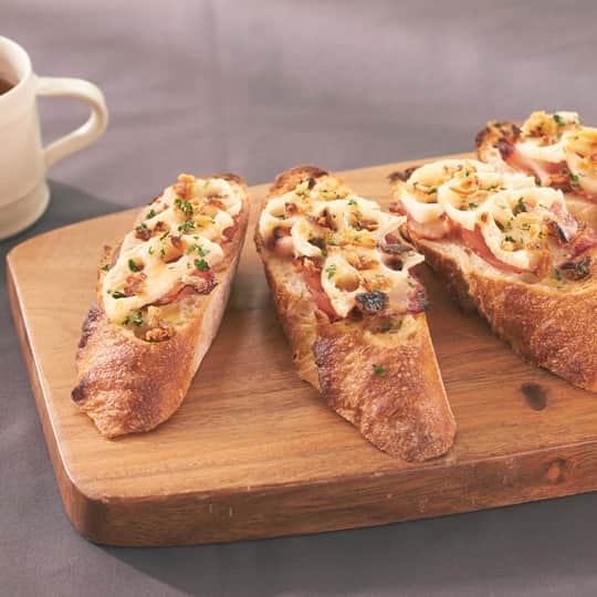 Pasco/敷島製パン株式会社さんのインスタグラム写真 - (Pasco/敷島製パン株式会社Instagram)「【レシピあり🧑‍🍳】 ＼11月17日は #れんこんの日 ／  今日は、#ヨルパン メニューとしてもおすすめの「れんこんとベーコンのタルティーヌ」をご紹介💁🏻‍♀️  焼き色がつくまでベーコンを焼いたら、チーズとお好みの量のフライドオニオンを散らしてトースターへ🥖  バゲットのザクっとした食感と小麦の香ばしさが、具材の味をさらに引き立ててくれます✨  外は #パリッ、中は #ふっくらしっとり の #窯焼きパスコ と #れんこん のシャキシャキ食感を楽しんでみてください♪  《材料2人分》 窯焼きパスコ 国産小麦のバゲット　1/3本 ベーコン（ハーフサイズ）4枚 れんこん(スライス)　50g ピザ用チーズ　30g オリーブオイル　小さじ2 フライドオニオン　適量 パセリ　適量  《作り方》 ①れんこんは酢水（分量外※）に5分ほどさらす。水気を切り、耐熱容器へ移しラップをかけ電子レンジ（600W）で約1分30秒加熱する。 ※水200ccに対し酢小さじ1。 ②ベーコンはフライパンで焼き色が付くまで焼く。 ③バゲットを斜めにスライスする。 ④③に①と②を交互に盛り付け、ピザ用チーズを散らす。さらにオリーブオイルをかけ、フライドオニオンも散らす。 ⑤オーブントースターにアルミホイルを敷き、④を並べ、チーズが溶けるくらいまで加熱する。仕上げにパセリをふる。  Pascoのホームページでは、ほかにもいろいろなレシピをご紹介しています🍞 ぜひ一度遊びに来てくださいね♪ アクセスはプロフィール(@pasco.jp)のURLから🙋🏻‍♀️  #Pasco #パスコ #Pascoのある暮らし #国産小麦 #窯焼きパスコ #バゲット #パンアレンジ #タルティーヌ #オープンサンド #パン好きな人と繋がりたい #れんこんレシピ #蓮根 #ヨルパン」11月17日 10時00分 - pasco.jp