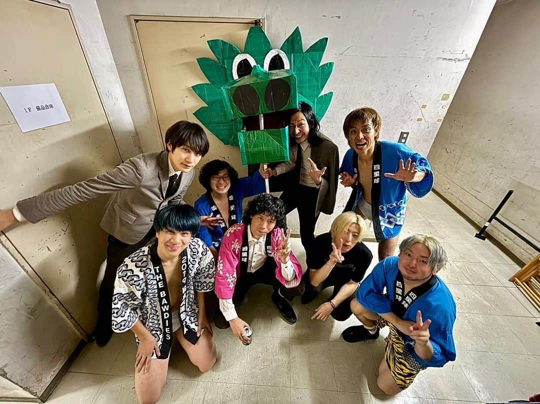 THE BAWDIESさんのインスタグラム写真 - (THE BAWDIESInstagram)「対バンの日々が続き、沢山の刺激をいただいてライヴ筋が乳酸でパンパンです！  先日はファンキー侍！Scoobie Do大先輩と約6年ぶりの対バン！メチャクチャカッコよかったです。我々の『You gotta dance』もカヴァーしていただき…衝撃の最強グルーヴで、、また聴きたいのですが…どうか音源に残してもらえませんでしょうか？またやらせて下さい！！  そして同世代、寸劇（ミュージカル）、法被、レーベルメイトと…共通点が沢山あるのに実現していなかった四星球との初対バン！ 本当に楽しくて、会場自体が笑いで揺れていたんじゃないでしょうか？絆も生まれたし、またすぐ対バンしようぜ！  この後はTENDOUJI、キュウソネコカミ、夜の本気ダンスと全開ライヴバンド達との対バンが続きます！  ライヴがカッコいいというのは、その人自身の生き様がカッコよくないと表現できないことだと思うんです！ だから私は生き様がカッコいいライヴバンドが大好きです！ そんな最強のライヴバンド達から沢山の刺激を受けて、我々もまだまだ強くなっていきます！我々はロックンロールサイヤ人です！ ワクワクです！宜しくです！そして、いつもありがとう！！  #bawdies #thebawdies #ロックンロールサイヤ人 #scoobiedo #四星球 #tendouji #キュウソネコカミ #夜の本気ダンス」11月17日 10時01分 - thebawdies