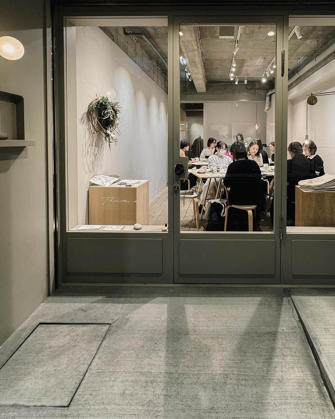 Veronica Halimのインスタグラム：「Some photos from the workshop at @this___tokyo  I absolutely adore the beautiful space and lighting in this shop! Thank you to everyone who joined us. I hope you all had a wonderful time.  — #カリグラフィー　#カリグラフィースタイリング #カリグラフィーワークショップ」