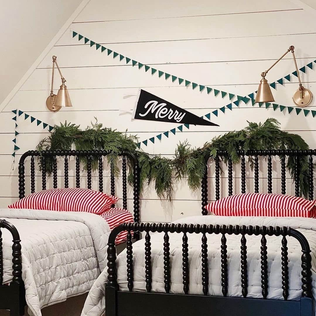 ジャスミン・トゥークスのインスタグラム：「Garland—it’s not just for mantels (although we do love it there). Drape it over headboards for an instant holiday look!  📷: @thewild_woodlife  #KidsDesignInspo #KidsBedroomInspo #KidsHolidayDecor」