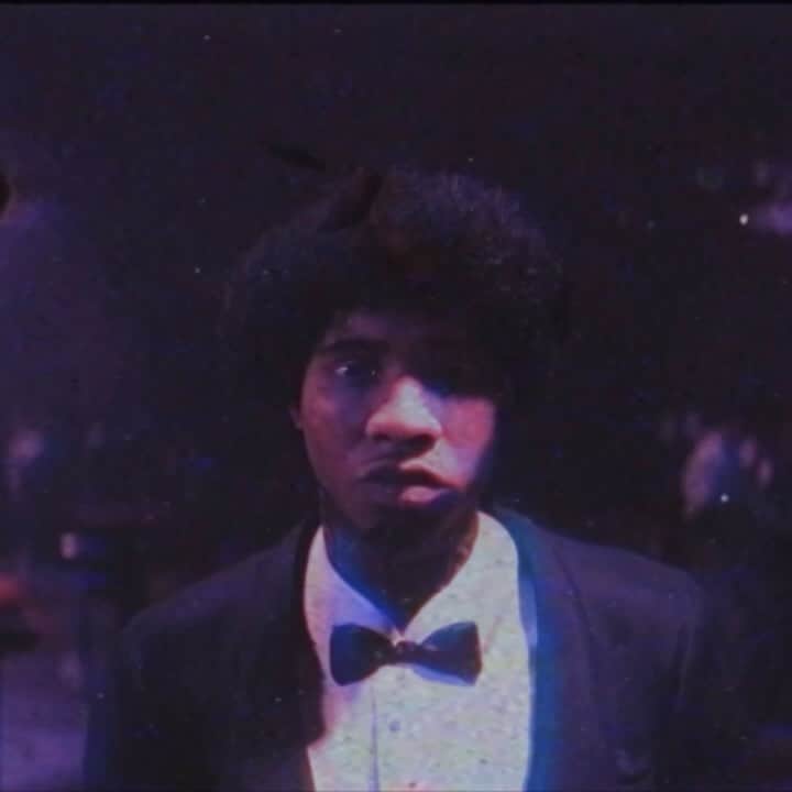 トリー･レーンズのインスタグラム：「ALONE AT PROM DELUXE SHORT FILM ☔️」