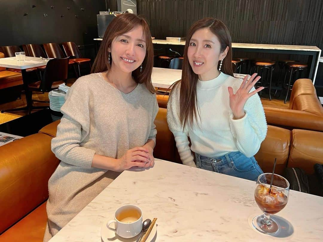 藤森香衣のインスタグラム：「- 歌手の 岩波理恵ちゃんとランチ🍽️ @rie_iwanami_rie   以前、お互い オスカーに所属してた時に くりーむしちゅー の上田さん司会の 情報番組で、一緒にリポーターをしてました😊 (日テレの 情報番組でも 一緒にリポーターだったけど それは担当してた曜日が違ってた)  理恵ちゃんは、コメントの返しが上手く 上田さんも 理恵ちゃんの言葉に大体 笑っていて すごいなーと思っていたので 今後も タレントとして続けていかれる人だと 思ってました✨  そしたら！「ポコチャ」で発見💡 15年ぐらい会えてなかったから本当に嬉しい！ さらに 理恵ちゃんは最高位の「S帯」という ランクで、上の方のライバーです(神の領域✨)  歌も本当にうまいし、理恵ちゃんの曲 「ハローアゲイン」を聞いて泣いた。  話が楽しすぎて、ずっと笑ってたし 時間が足りなかった。 (家で思い出し笑いするぐらい🤣)  また近々、会おうね🩷  #ランチ #ハローアゲイン #情報番組のリポーターしてた #再会 #面白すぎる」