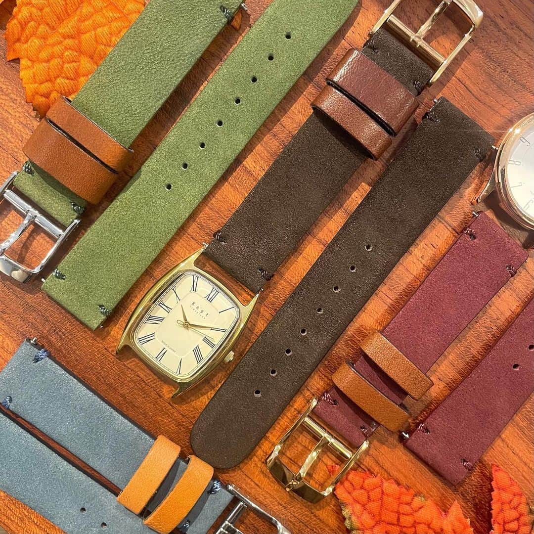 Maker's Watch Knotさんのインスタグラム写真 - (Maker's Watch KnotInstagram)「こんにちは、天神ギャラリーショップの山本です。 福岡は今週一気に冷え込んで、紅葉が見頃のシーズンが到来しました🍁  そんな秋の装いにお勧めしたいのは、秋冬にぴったりのヌバック レザーを使ったカスタムです。 秋冬限定商品のヌバックレザーは、表面がふわふわとした起毛になっており手触りがとてもなめらか。 一気に季節感を演出することができます👀  写真の商品以外にもカラーバリエーションがございますので、皆様のワードローブにあったカラーが見つかるはずです。 ぜひお近くにお越しの際は店舗にお立ち寄りいただき、ヌバック レザーのふわふわ触感をお試しください！ ご来店お待ちしております。  時計：CT-27YGIV ストラップ:NU-18DB バックル：EB-18YG  #knotwatch #watch #wristwatch #japan #madeinjapan #時計#腕時計#国産時計#カスタムオーダー#カスタムウォッチ#福岡#天神#大名 #fukuoka #tenjin #손목시계 #맞춤형 #오모테산도 #定制#手表」11月17日 10時19分 - makers_watch_knot