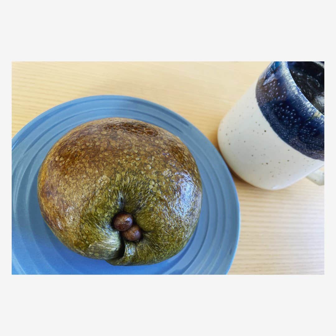 小川麻琴さんのインスタグラム写真 - (小川麻琴Instagram)「@pannomisegioconda さんの抹茶あんベーグル🥯  このお店の抹茶あんベーグルは2度目なのですが、もう本当に大好き🥹❤️  もっちりむっちりで抹茶の苦味も感じれる抹茶生地の中に、たっぷりの粒あんとクリームチーズ、そして抹茶あんが包まれていて  大好きな組み合わせだから、もはやパラダイス🥹✨  はぁ、また食べたい❤️  #ジョコンダ  #抹茶あん  #ベーグル #まことパン #まことベーグル #パンスタグラム」11月17日 10時24分 - 1029_makoto