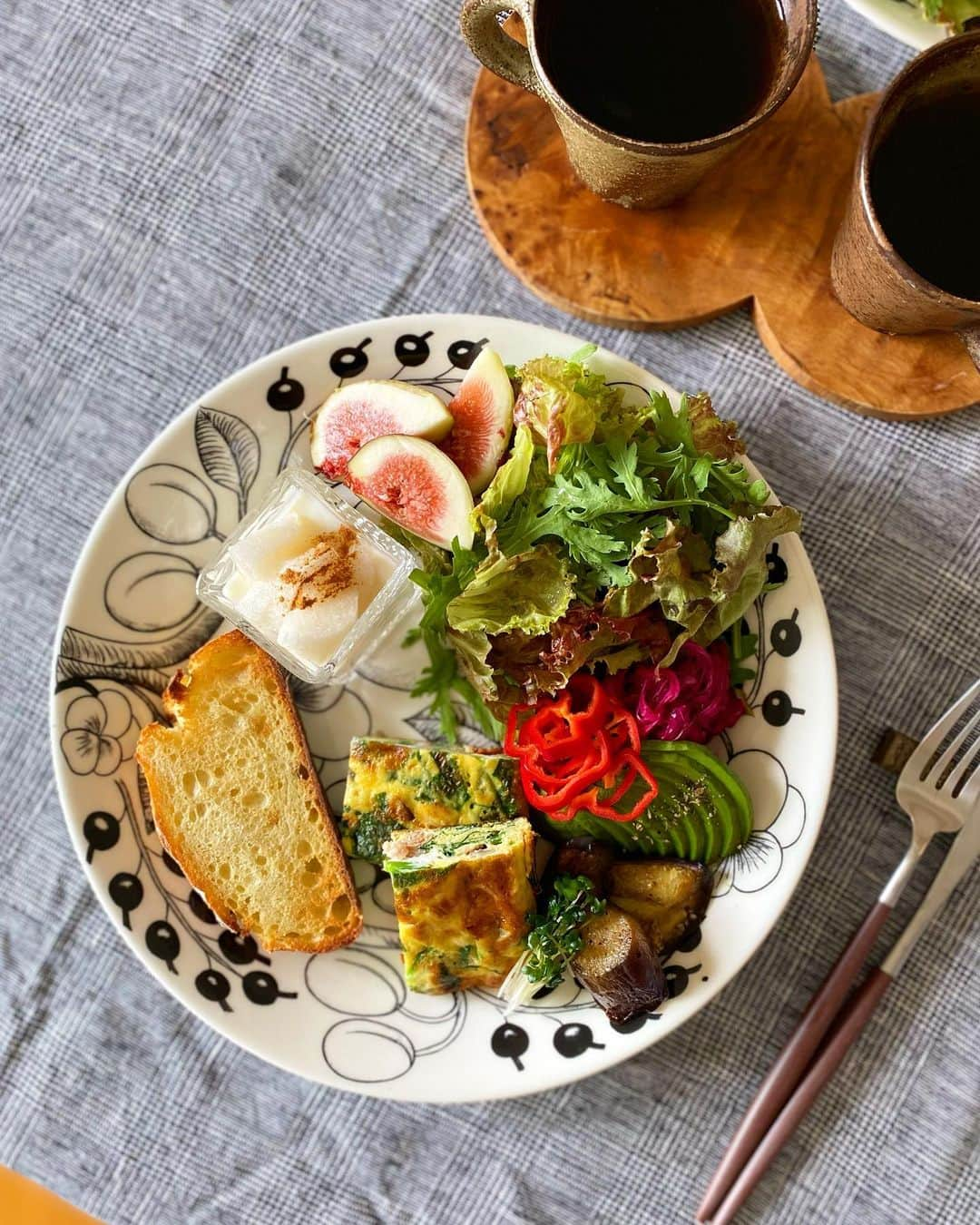 kokochiyoiのインスタグラム：「2023/11/17⁡⁡ 今朝はグリーンビーンズ🥬 鮮度+の野菜を使って、⁡⁡ 金曜日の朝ごはん。⁡⁡ ⁡⁡ ・具だくさんオムレツ🍳⁡⁡ ・塩麹パン🥖⁡⁡ ⁡⁡ ・サニーレタスと春菊のサラダ⁡⁡ ・生赤ピーマン(抗酸化作用期待❤️)⁡⁡ ・アボカド🥑⁡⁡ ・茄子のバルサミコマリネ🍆⁡⁡ ・スプラウト⁡⁡ ・いちじく⁡⁡ ⁡⁡ ・梨のヨーグルト(蜂蜜・シナモン入り)⁡⁡ ・コーヒー⁡⁡ ⁡⁡ 今朝のヒットは具沢山のオムレツ。⁡⁡ いつものほうれんそう、生ハムに⁡⁡ 秋らしく🍁細かく割いた舞茸を入れたら⁡⁡ ものすごくおいしかったー🤤⁡⁡ 少し余っていた分も⁡⁡ あっという間になくなりました😋⁡⁡ ⁡⁡ ↓下は卵焼き器でジャストサイズな⁡⁡ 具だくさんオムレツのレシピ。⁡⁡ お弁当にもおすすめ❗️⁡⁡ ⁡⁡ 材料⁡⁡ ・卵　3個⁡⁡ ・とけるチーズ　ひとつかみ⁡⁡ ・舞茸　1パックの3分の1程度⁡⁡ ・ほうれんそう　3束(1束3本目安)⁡⁡ ・生ハム　3枚(ベーコンなら2-3枚)⁡⁡ ・生クリーム　大さじ2⁡⁡ ・塩・胡椒　少々⁡⁡ ⁡⁡ ※プチトマトで作った ドライトマトも入れました。⁡⁡ 生トマトだと水っぽくなるので⁡⁡ ドライトマトが奇跡的にあれば、で👌⁡⁡ ⁡⁡ 作り方⁡⁡ 1.⁡⁡ ボウルに卵を溶きほぐします。⁡⁡ 舞茸は細かく割いて、⁡⁡ ほうれんそうは2cm幅にざく切り、⁡⁡ 生ハムも2cm幅に切って⁡⁡ 溶けるチーズと生クリーム、⁡⁡ 塩・胡椒と一緒に溶き卵に投入。⁡⁡ ざっくり混ぜます。⁡⁡ (サラダほうれん草がかさばっても⁡⁡ 火を通せば面白いくらいかさが減るので⁡⁡ 大丈夫)⁡⁡ ⁡⁡ 2.⁡⁡ あれば卵焼き器、⁡⁡ なければ小さめのフライパンに広げて⁡⁡ 蓋をしながら焼きます。⁡⁡ (※蓋がなければホイルでおおってね)⁡⁡ ぶわんと盛り上がってきて(←火通り合図)、⁡⁡ 焼き目がついたら裏返し⁡⁡ 両面焼き目がつくまでしっかり焼いて⁡⁡ 出来上がり⁡⁡ #kokochiyoiレシピ⁡⁡ ⁡⁡ ✳︎✳︎✳︎⁡⁡ ⁡⁡ ここからはオンラインマーケット グリーンビーンズ @greenbeansaeon  のおすすめなので、⁡⁡ 気になる方は読んでみてくださいね😊⁡⁡ ⁡⁡ 今日使ったほうれんそうと舞茸は⁡⁡ グリーンビーンズの1週間鮮度保証⁡⁡ 鮮度＋のもの🥬⁡⁡ ⁡⁡ グリーンビーンズは 私の大好きなオーガニックスーパー⁡⁡ ビオセボンの商品も揃っているのも⁡⁡ 大きなポイント❣️⁡⁡ (実際、愛飲している⁡⁡ オーガニックブルーベリーハーブティーも⁡⁡ 今回オーダーしてみました😍)⁡⁡ ⁡⁡ 普段、1食につき⁡⁡ できたら緑黄色野菜1種類は使いたい、⁡⁡ 大好きな舞茸は必ずストックしておきたい⁡⁡、 そんな私としては⁡⁡ 冷蔵庫で1週間保管しても痛まない⁡⁡ ほうれんそうや小松菜、舞茸なんて⁡⁡ もうめちゃめちゃ嬉しいの...🥹⁡⁡ ⁡⁡ ほうれんそうはサラダにも使える⁡⁡ 柔らかな葉と細い茎で⁡⁡ 断然使いやすかったのと、⁡⁡ 舞茸は家族が声を揃えるくらい⁡⁡ めっちゃくちゃ美味しかった🤤⁡⁡ ⁡⁡ なにしろ1週間も保存できるから⁡⁡ 買ったままでも⁡⁡ 好きな時に使えるのが嬉しい😊⁡⁡ ⁡⁡ ✳︎✳︎✳︎⁡⁡ ⁡⁡ 今日の具沢山オムレツ。⁡⁡ 具を混ぜて卵焼き器に入れて⁡⁡ 焼くだけなので、⁡⁡ お子様と一緒に作るのもお勧め❣️⁡⁡ ⁡⁡ #PR #グリーンビーンズ⁡⁡ #野菜大好き⁡⁡ #卵焼き器レシピ⁡⁡ #グリーンビーンズライフ⁡⁡ #暮らしを楽しむ⁡⁡ #新鮮野菜」