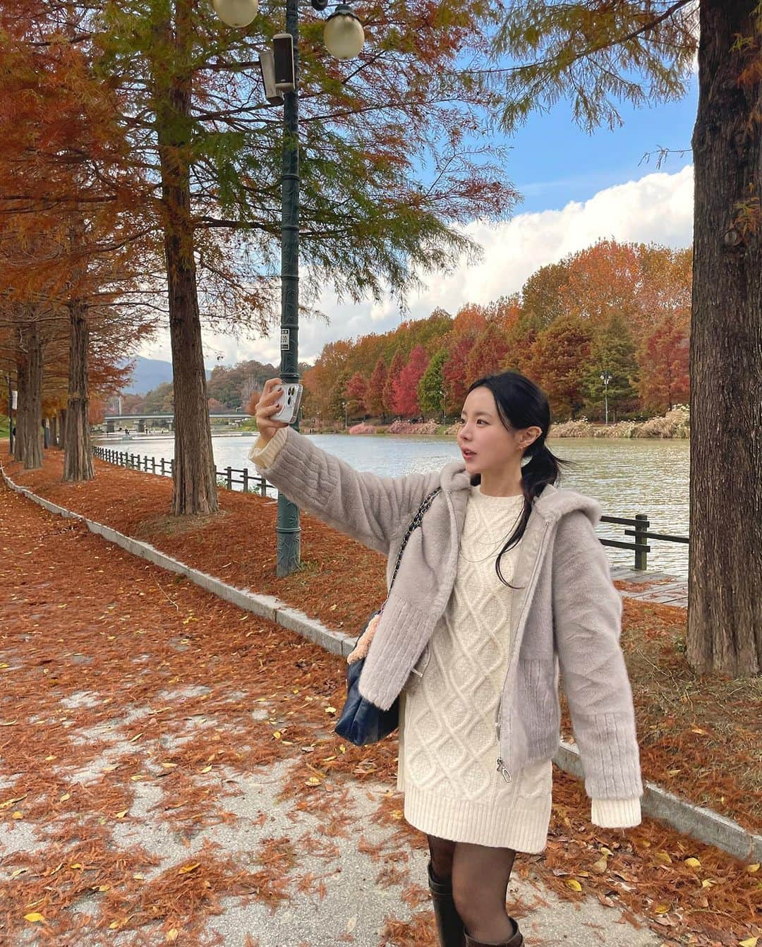 MeJiwooのインスタグラム：「단풍이 들었던게 엊그제 같은데…  이제 곧 눈 내릴 것 같아요❄️☃️💨  오늘도 감기 걸리지 않게 따숩게 입기! 사진 속 장소는 담양에 촬영갔을때 들렸던 #관방재림 🍁🍂🌳  다음주부터 11-2아이템이 올라가니,  여유될때 약간의 맛보기로 담양촬영 사진들 올려둘게요🐿️  아주 고오급진 에코퍼 후드 자켓은 시중에 흔히 보기 힘든 디자인과 퀄리티로 강추..그리고 문의 엄청 많았던 보드랍구 폭닥한 루즈핏 롱 니트도 원피스로 스타일링 하기 좋죠🫢」