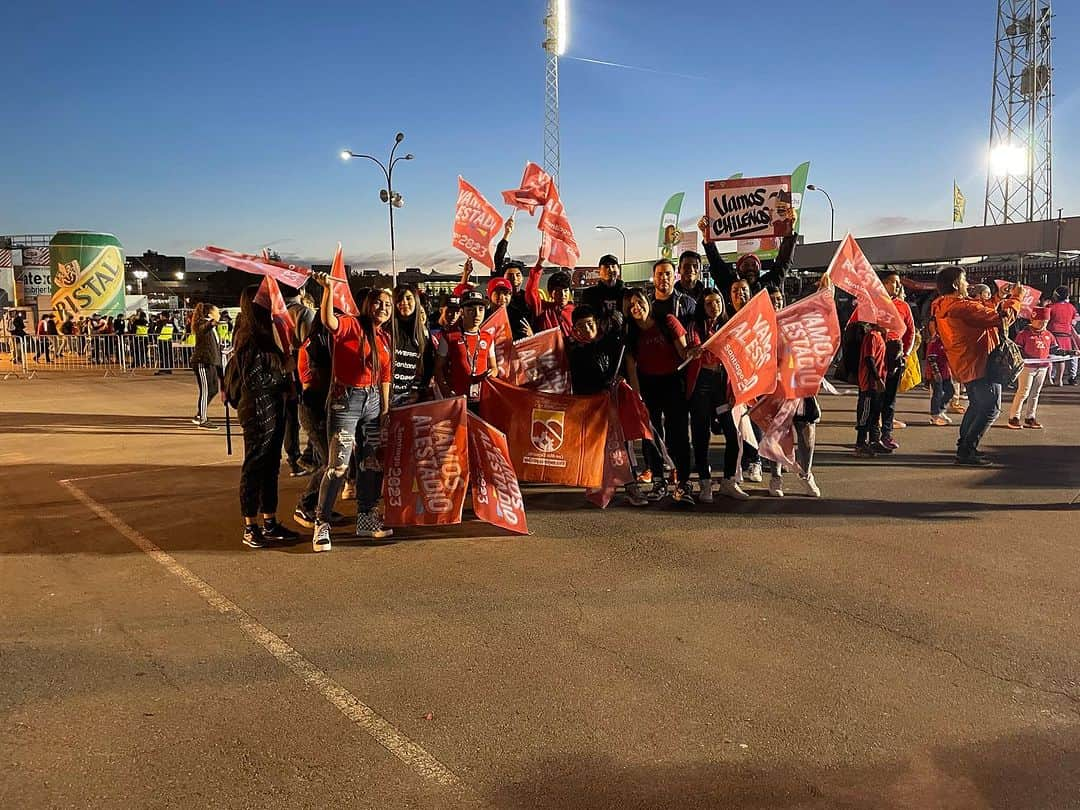 サッカーチリ代表チームのインスタグラム：「😃 #VamosalEstadio estuvo presente en el partido entre @laroja 🇨🇱 y @albirroja 🇵🇾 en el 🏟️ Monumental.  👉 50 niños de escuelas de fútbol de Huechuraba y del servicio @mejorninez acudieron a disfrutar del mencionar encuentro.  🤝 Agradecemos a @anfp_chile por la entrega de las entradas para el encuentro 😊.  @subseinterior  @munihuechuraba」