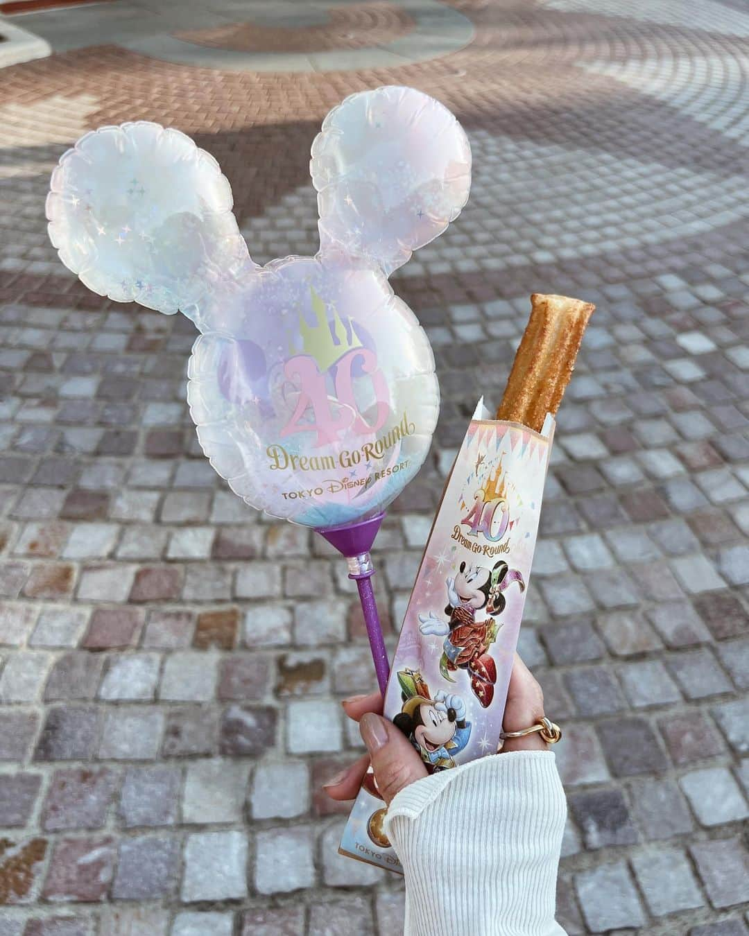 akiiiii1025のインスタグラム：「⁡ 40th anniversary🐭🎈 ⁡ クレームブリュレのチュロス 美味しかった〜🤤💓 ⁡ ⁡ ⁡ #disneylandtokyo#tokyodisneyland#disneyland #東京ディズニーランド#ディズニーランド #ディズニー#子連れディズニー#40周年ディズニー #40周年#ディズニーフォト#ディズニー写真 #大阪ママ#北摂ママ#男の子ママ#2児ママ#2歳差育児 #こどものいる暮らし#家族旅行#子連れ旅行 #チュロス」