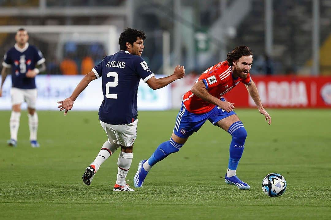 サッカーチリ代表チームのインスタグラム：「⏸️ ¡Entretiempo en el 🏟️ Monumental!   Por ahora, #LaRoja iguala 0️⃣➖0️⃣ ante Paraguay 🇵🇾.  📷: Carlos Parra.   #SomosLaRoja」