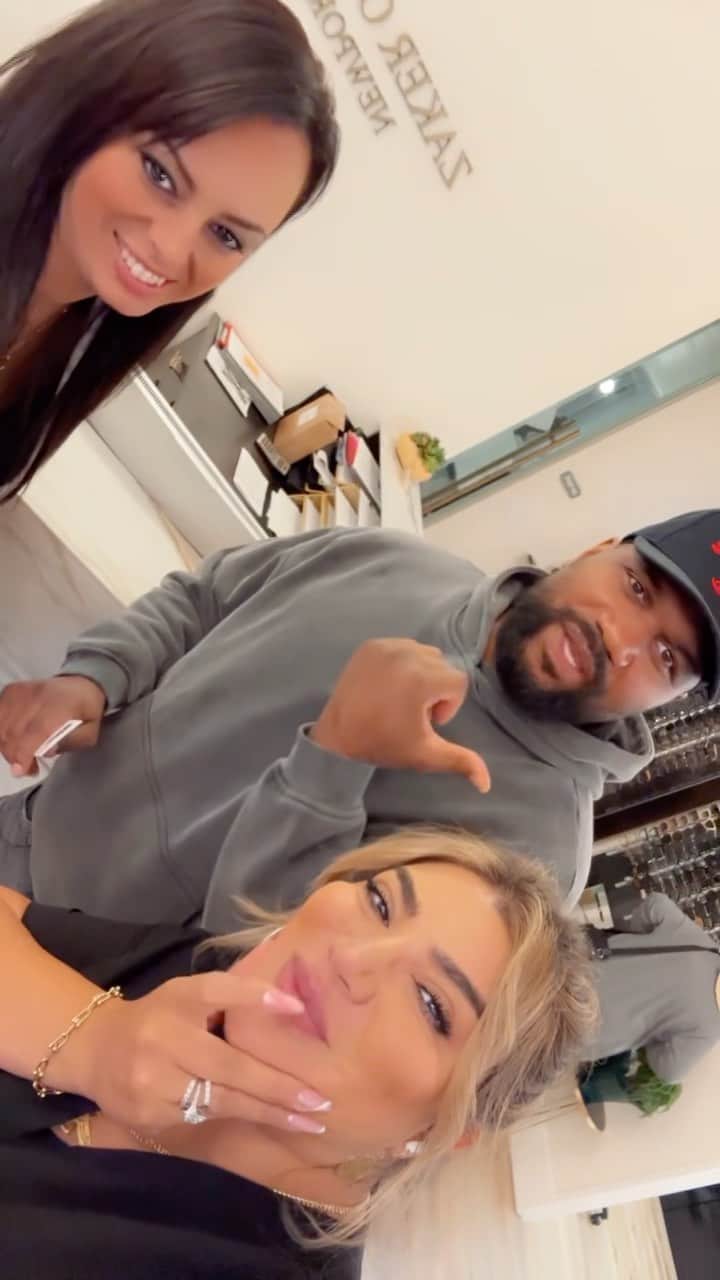 クイントン・ジャクソンのインスタグラム：「I’ve been trying to get new glasses and contacts,and i finally found the best place in oc!!👏🏾👏🏾 @zakeroptometry thanks for being patient with me and sorry I thought you were a gynecologist😬  @dr.delfazakerfarley & @naz_dabouqi  you guys are the best! Never change 👊🏽 thanks @manasaechang for your kindness as well 😬😂」