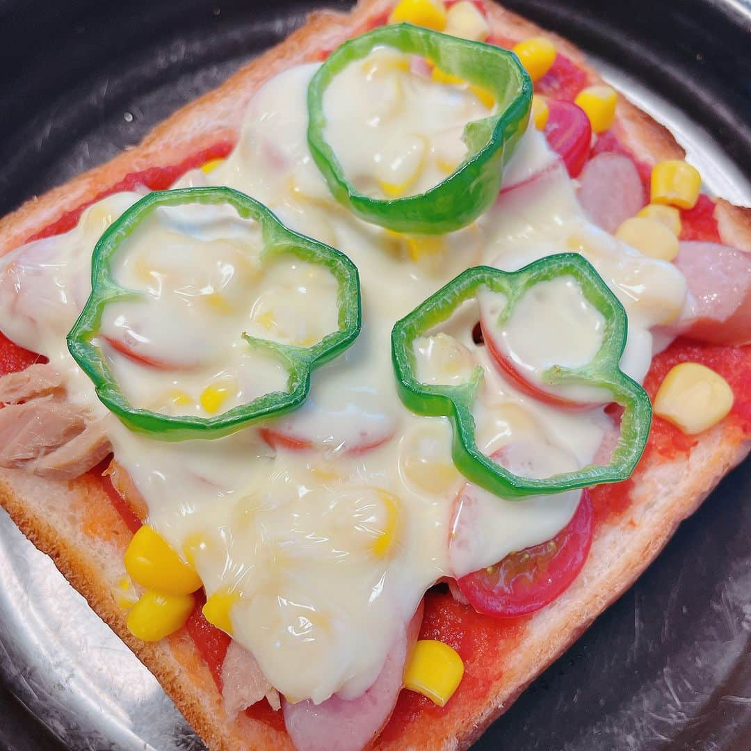 美乃杏花のインスタグラム：「☆ 夜イタリアン🍕 食べに行くのに 朝食にピザトースト🍕 食べてしまった😅  しまった しまった 島倉千代子  #これが言いたかっただけ #朝食 #ピザトースト」