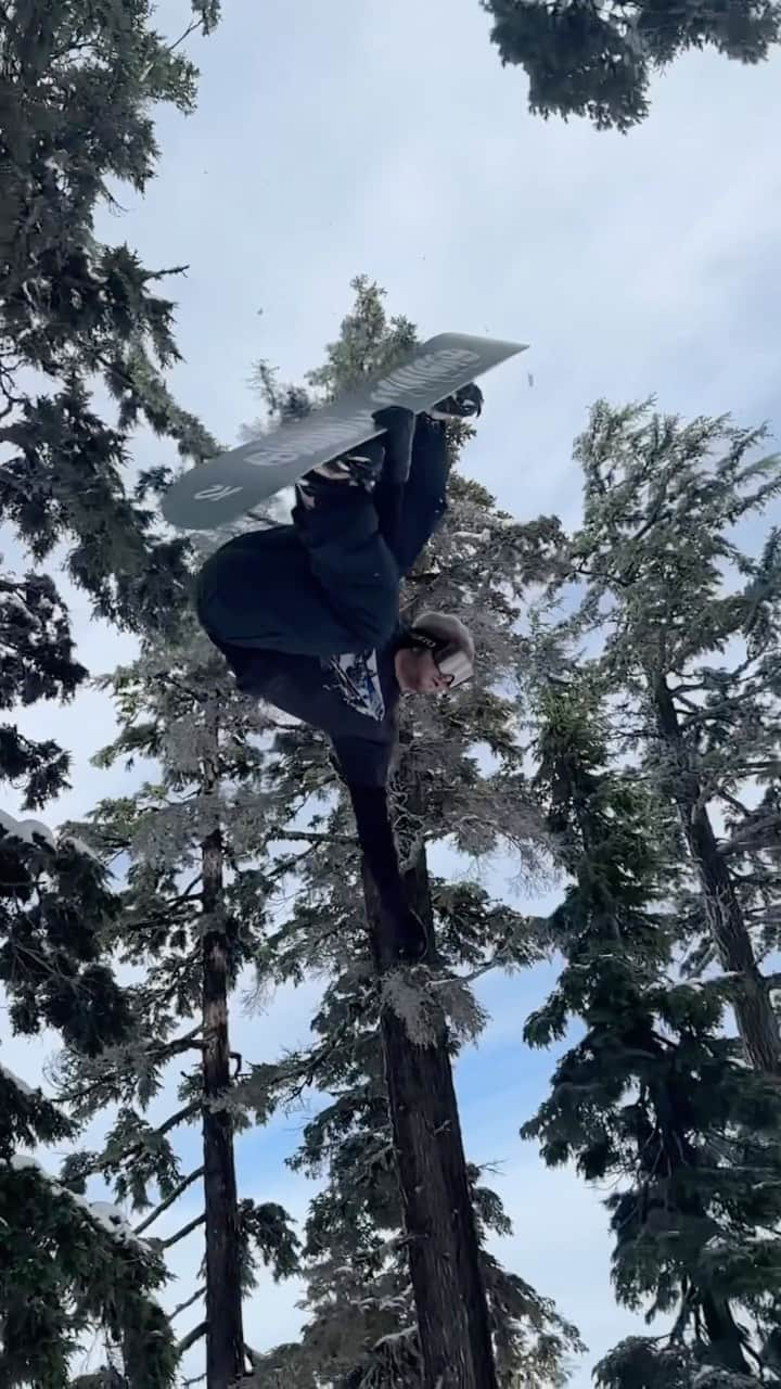 DCシューズのインスタグラム：「@phatgabe_ getting early season stoke at Mt. Bachelor ❄️  📲: @ben_ferguson」