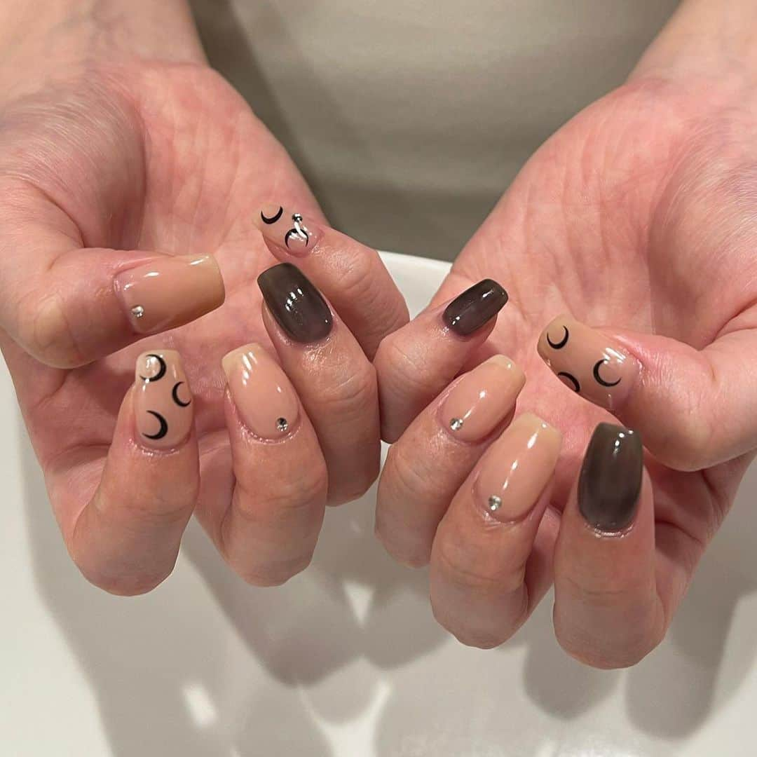 R i R y (リリー)さんのインスタグラム写真 - (R i R y (リリー)Instagram)「『これから流行るマリーンセルネイル💅』  韓国ブランドをモチーフにしたネイル！ ワンポイントの月が可愛い🥰 🤎 ぜひ参考にしてみてね✨  ✴︎---------------✴︎--------------✴︎   ▶️▶️掲載する写真を募集中📸 カワイイ写真が撮れたら、@velle.jp をタグ付けするか、ハッシュタグ #velle_jp をつけて投稿してみてね✨velle編集部と一緒にカワイイで溢れるvelleを創っていこう😚   ✴︎---------------✴︎---------------✴︎   #マリンセルネイル #韓国女子#ネイルデザイン #韓国ネイル#淡色コーデ #淡色女子 #淡色カフェ  #淡色女子コーデ」11月21日 18時00分 - velle.jp