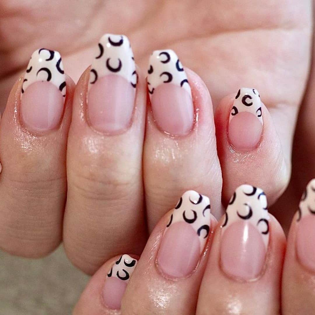 R i R y (リリー)さんのインスタグラム写真 - (R i R y (リリー)Instagram)「『これから流行るマリーンセルネイル💅』  韓国ブランドをモチーフにしたネイル！ ワンポイントの月が可愛い🥰 🤎 ぜひ参考にしてみてね✨  ✴︎---------------✴︎--------------✴︎   ▶️▶️掲載する写真を募集中📸 カワイイ写真が撮れたら、@velle.jp をタグ付けするか、ハッシュタグ #velle_jp をつけて投稿してみてね✨velle編集部と一緒にカワイイで溢れるvelleを創っていこう😚   ✴︎---------------✴︎---------------✴︎   #マリンセルネイル #韓国女子#ネイルデザイン #韓国ネイル#淡色コーデ #淡色女子 #淡色カフェ  #淡色女子コーデ」11月21日 18時00分 - velle.jp